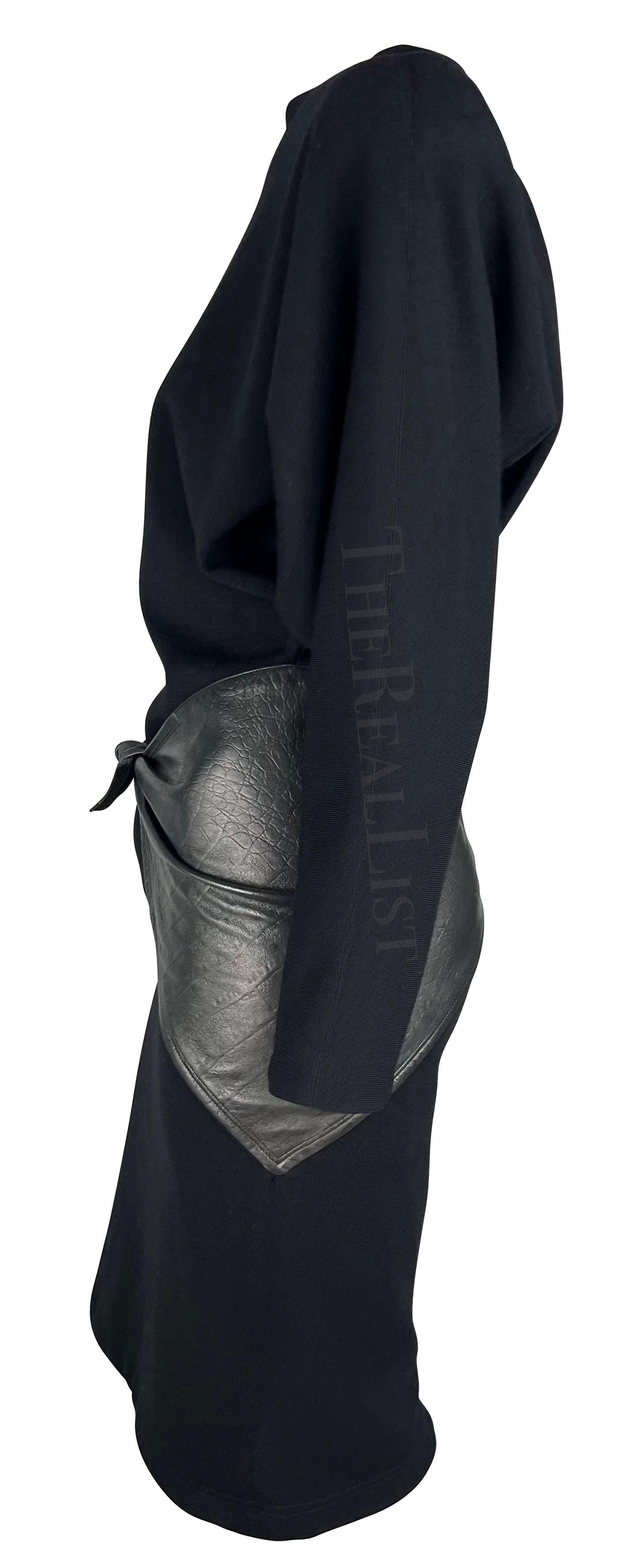Gianni Versace - Robe en laine noire en maille extensible avec nœud à la hanche en cuir gaufré, années 1980 Excellent état - En vente à West Hollywood, CA