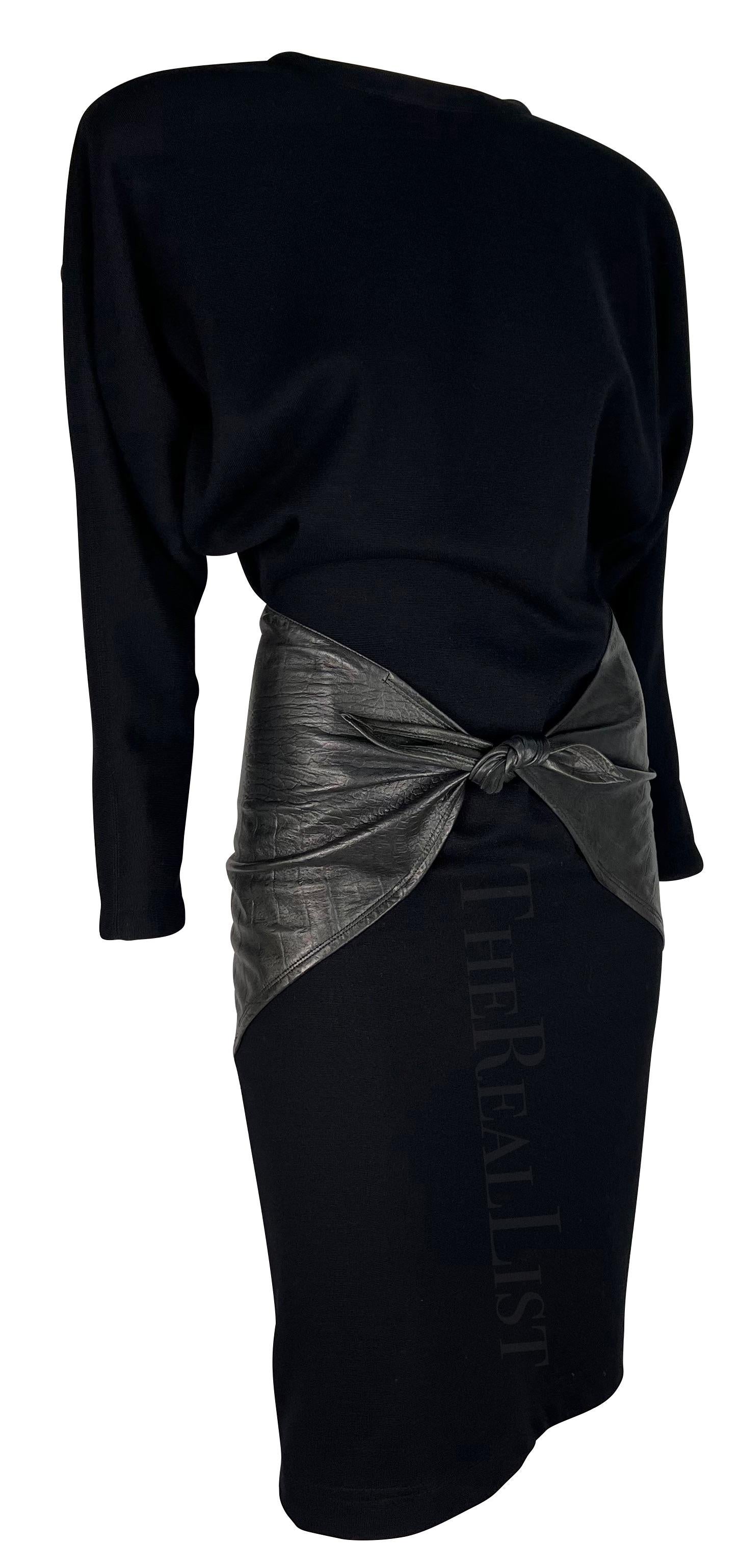 Gianni Versace - Robe en laine noire en maille extensible avec nœud à la hanche en cuir gaufré, années 1980 en vente 2