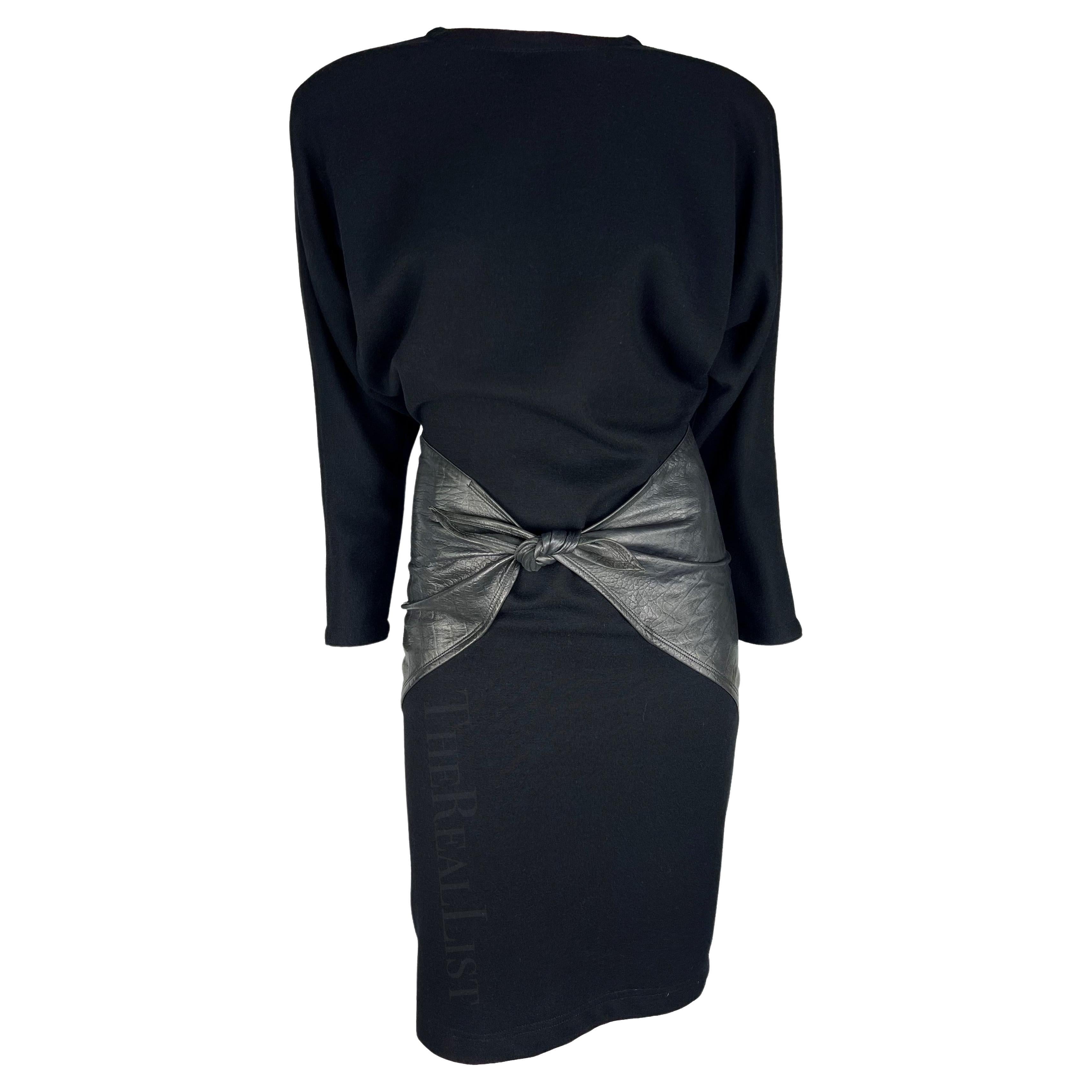 1980er Gianni Versace Kleid aus schwarzer Wolle mit Stretch-Strick und geprägter Hüftkrawatte im Angebot