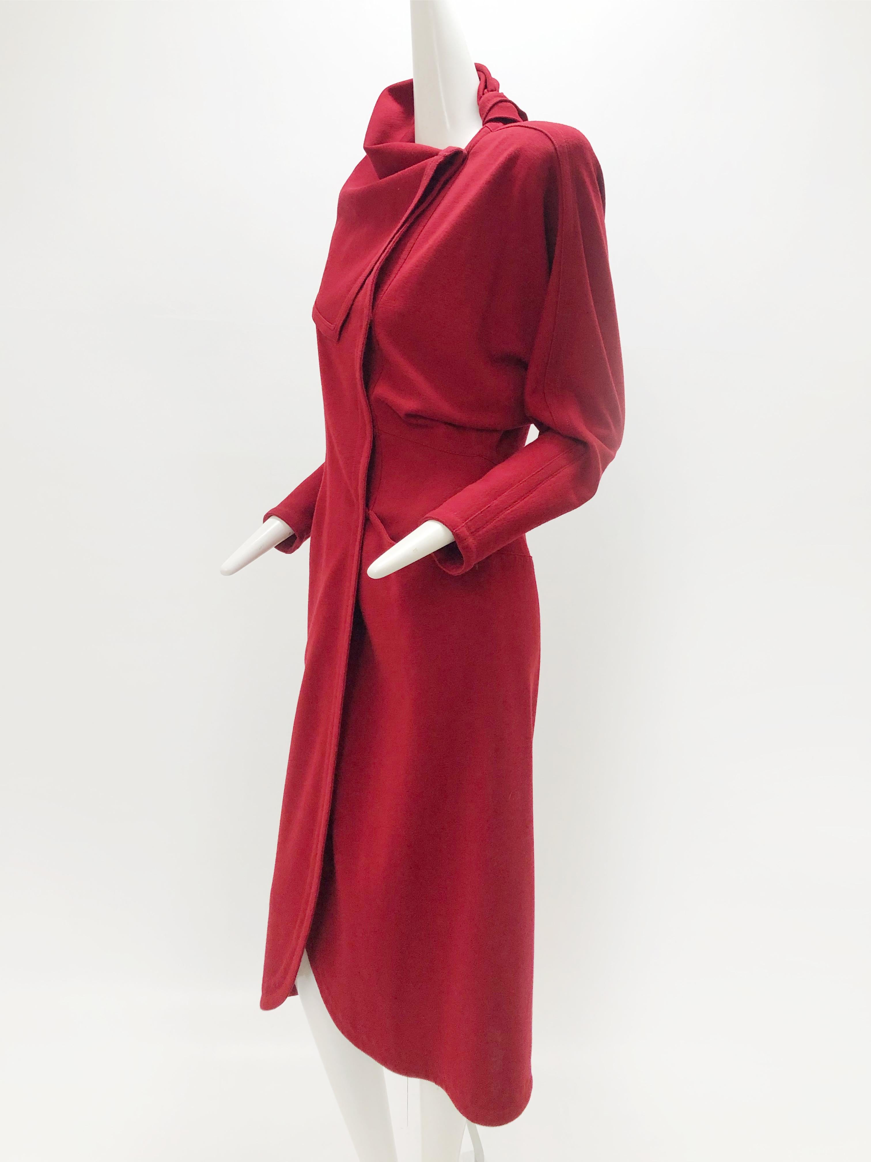 1980er Gianni Versace lebhaftes rotes Wollmantelkleid im Wickelstil mit angehängtem Foulard (Rot) im Angebot