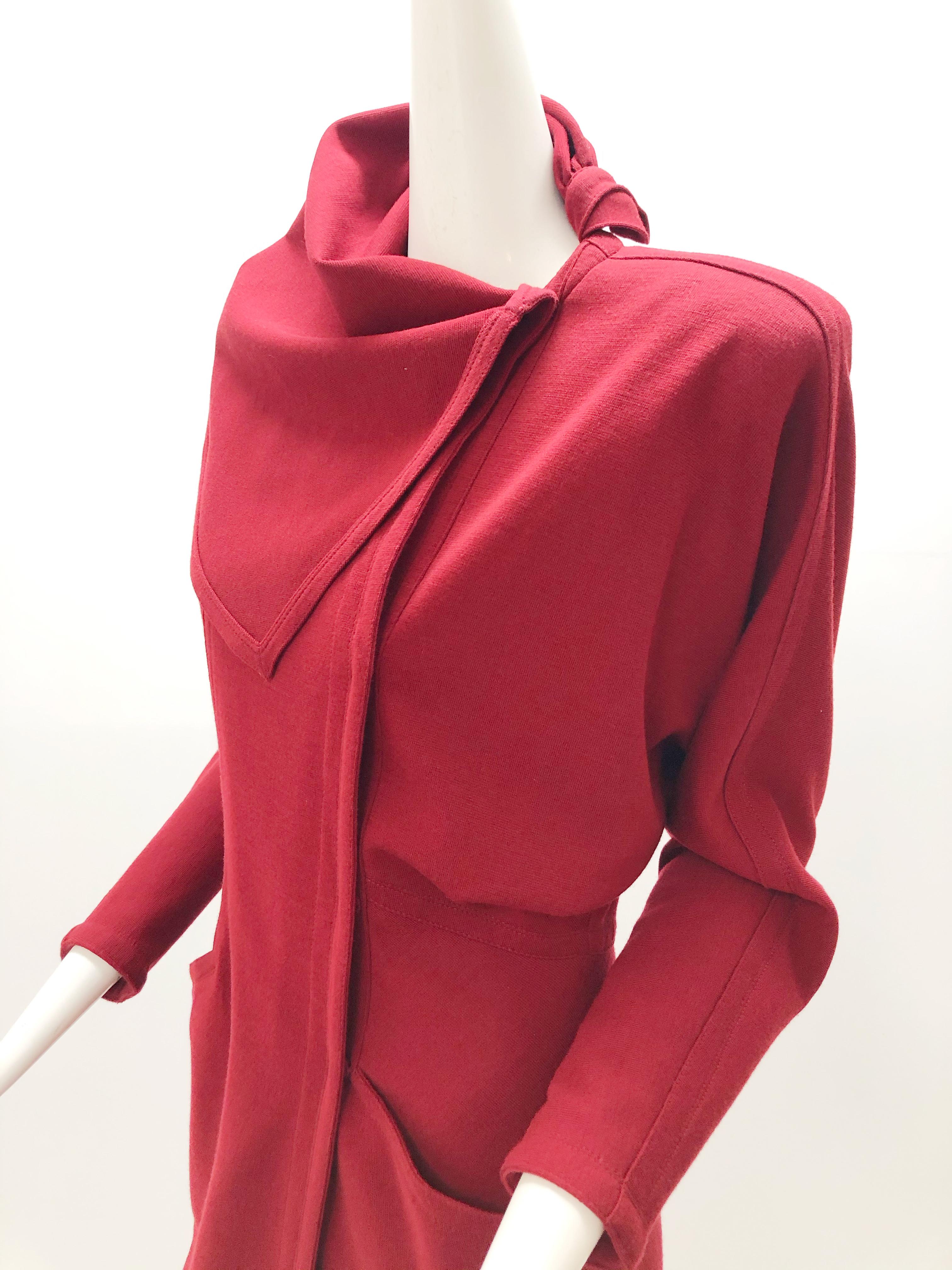 1980er Gianni Versace lebhaftes rotes Wollmantelkleid im Wickelstil mit angehängtem Foulard Damen im Angebot