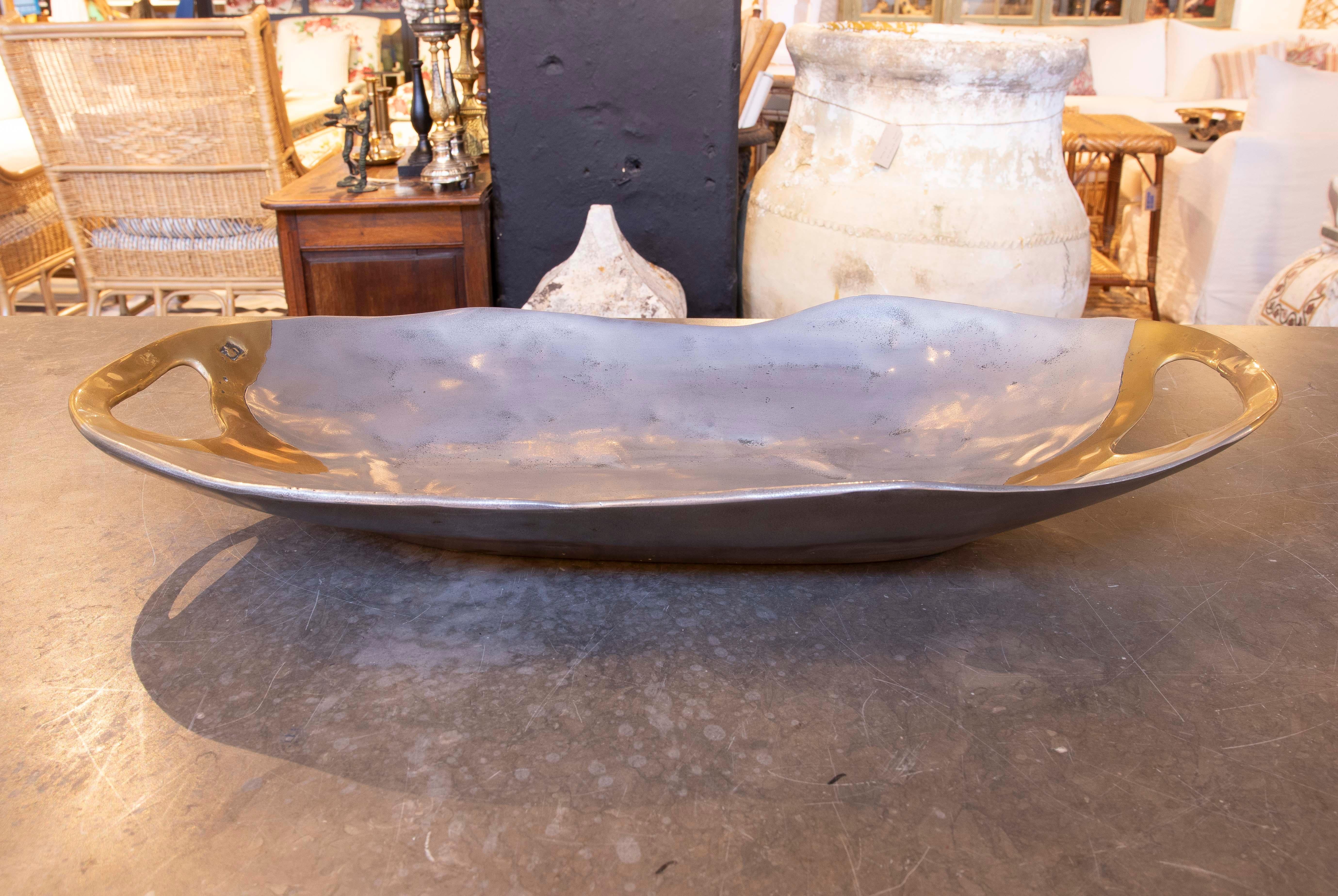 Espagnol Plateau en bronze doré et plaqué argent de l'artiste David Marshall des années 1980 en vente