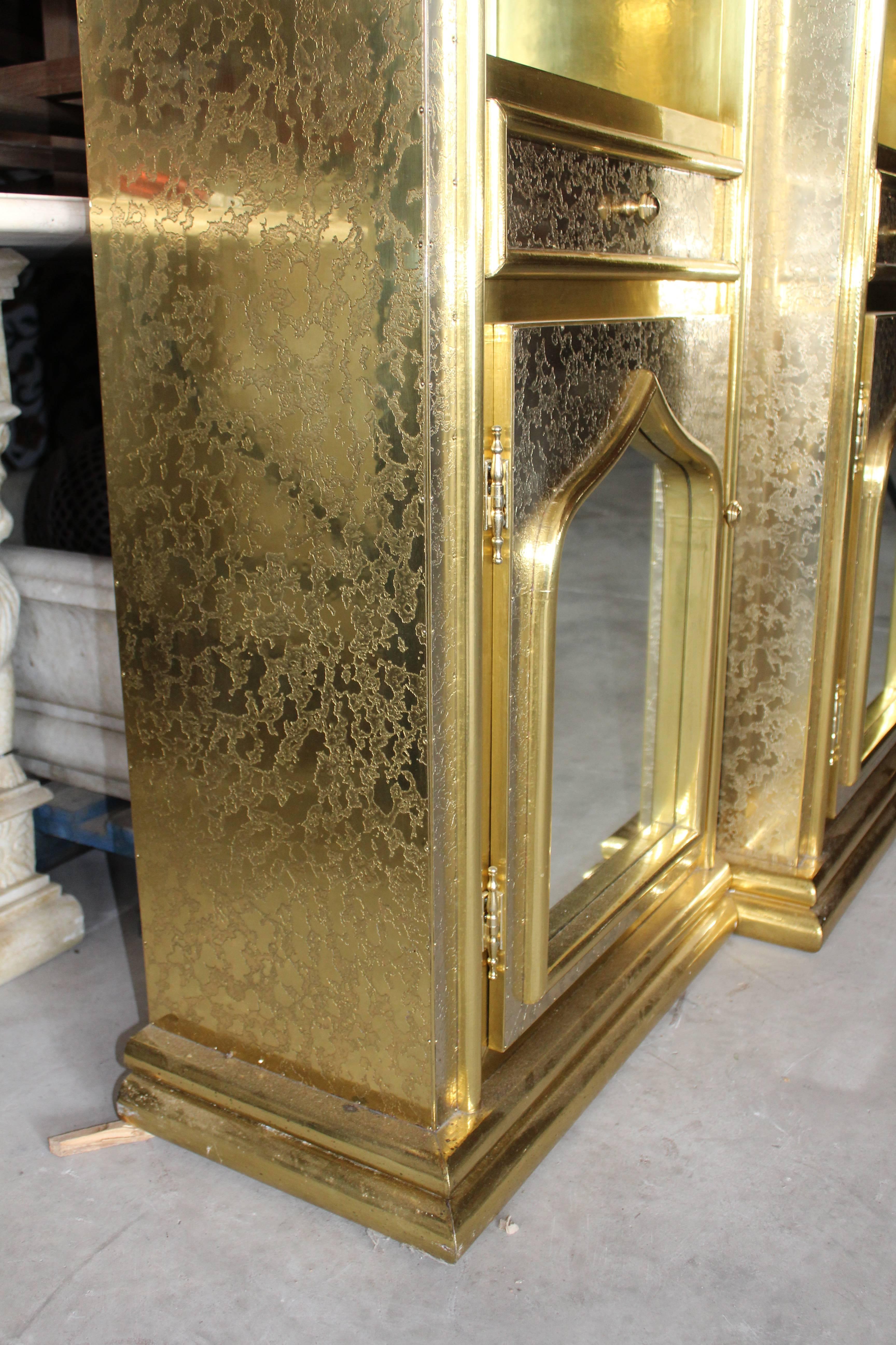 1980s Gilded Brass and Mirrors Bookshelf Library by Gony Nava In Good Condition For Sale In Marbella, ES