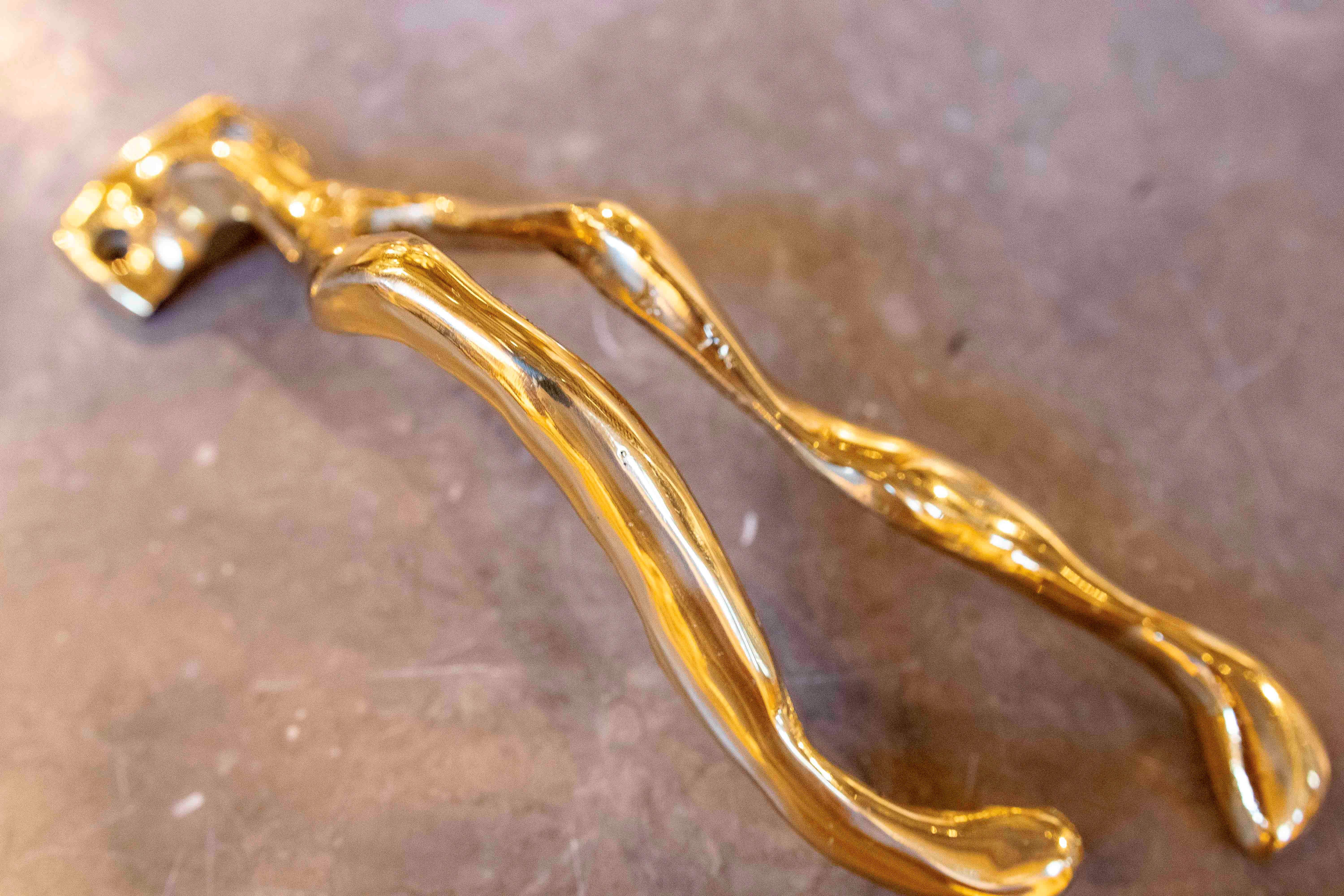 Bronzo Appendiabiti in bronzo dorato degli anni '80 dell'artista David Marshall in vendita