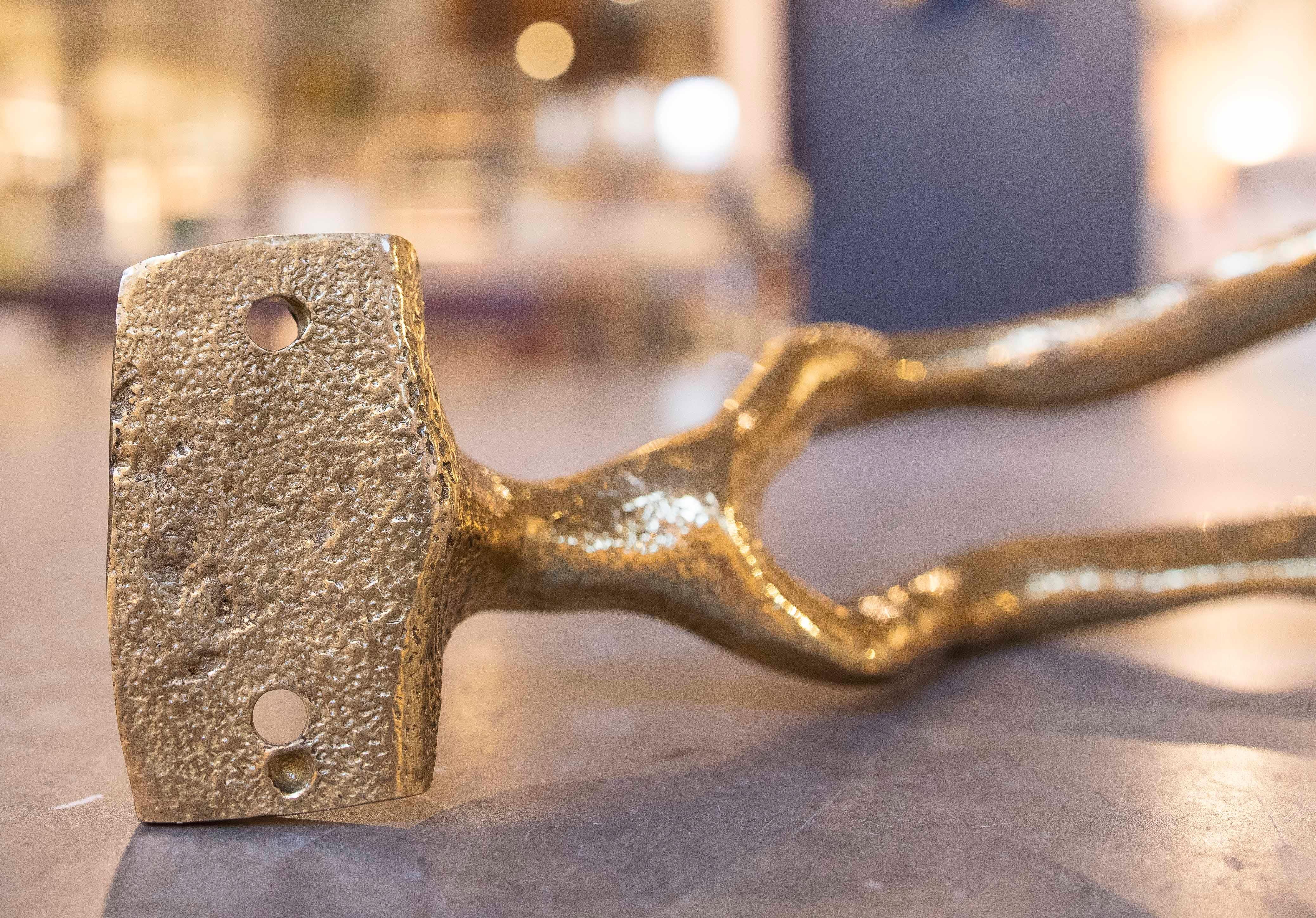Appendiabiti in bronzo dorato degli anni '80 dell'artista David Marshall in vendita 3