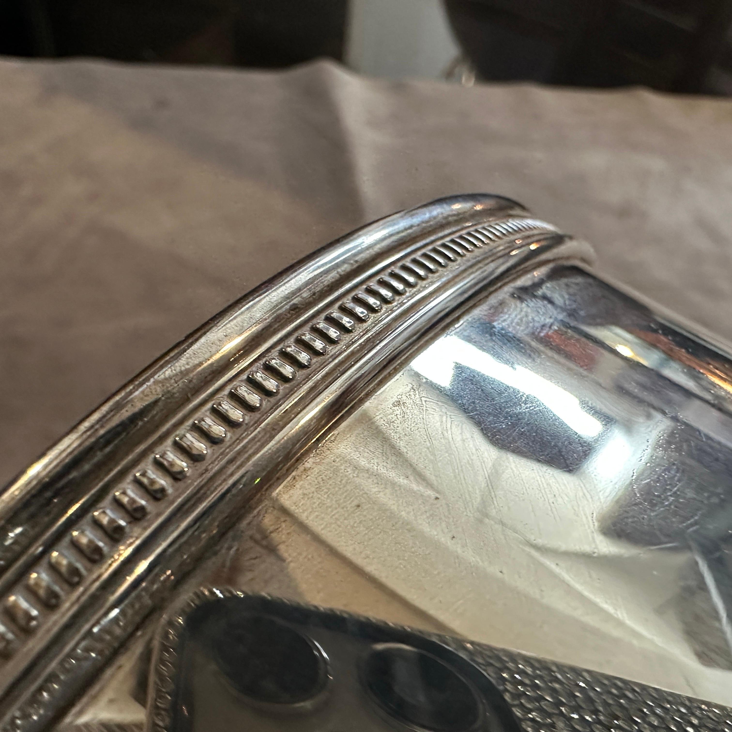 Questo elegante refrigeratore per vino italiano moderno degli anni '80 placcato in argento di I Maestri è uno splendido esempio di design italiano degli anni '80 nello spirito di Gio Ponti. Realizzato dalla stimata azienda 