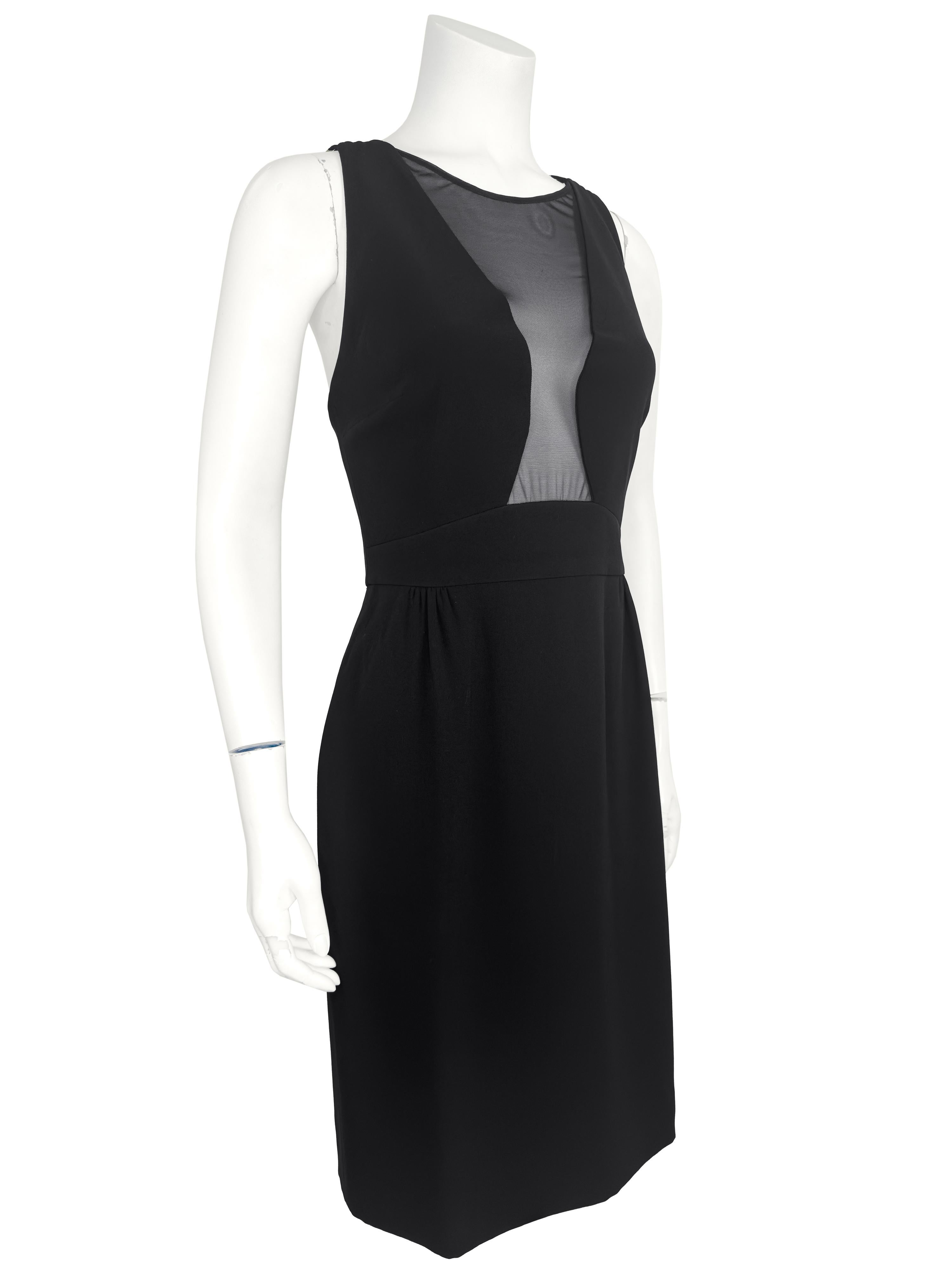 LBD de estilo clásico de Giorgio Armani de la década de 1980. El vestido de cóctel de seda negra sin mangas se cierra con cremallera en la espalda y tiene cierta estructura en la cintura con paneles y pinzas. El panel ilusión cubre desde justo