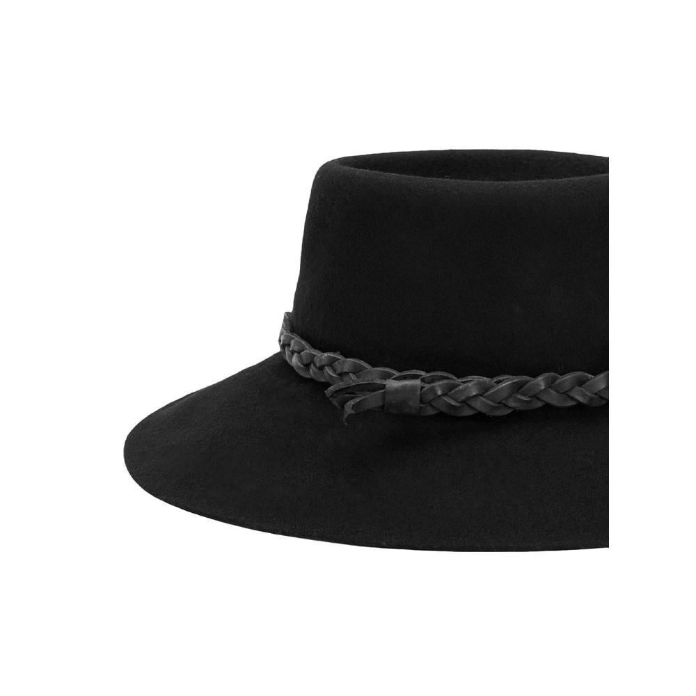 Giorgio Armani Fedora hat in black wool, finished edges, structured design and decorative band in woven leather.

Years: 80s

Circumference: 54 cm
Brim width: 10 cm