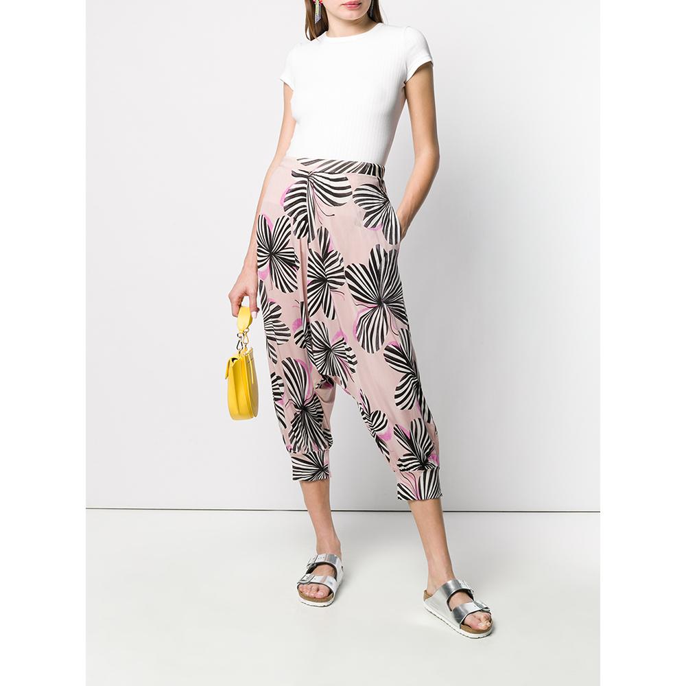 Giorgio Armani harem trousers in pink elastic blend with multicolor print. Medium-waisted model with low crotch. Welt pockets inserted in the seam and crop length.

The trousers have some holes and the partially worn fabric as shown in the
