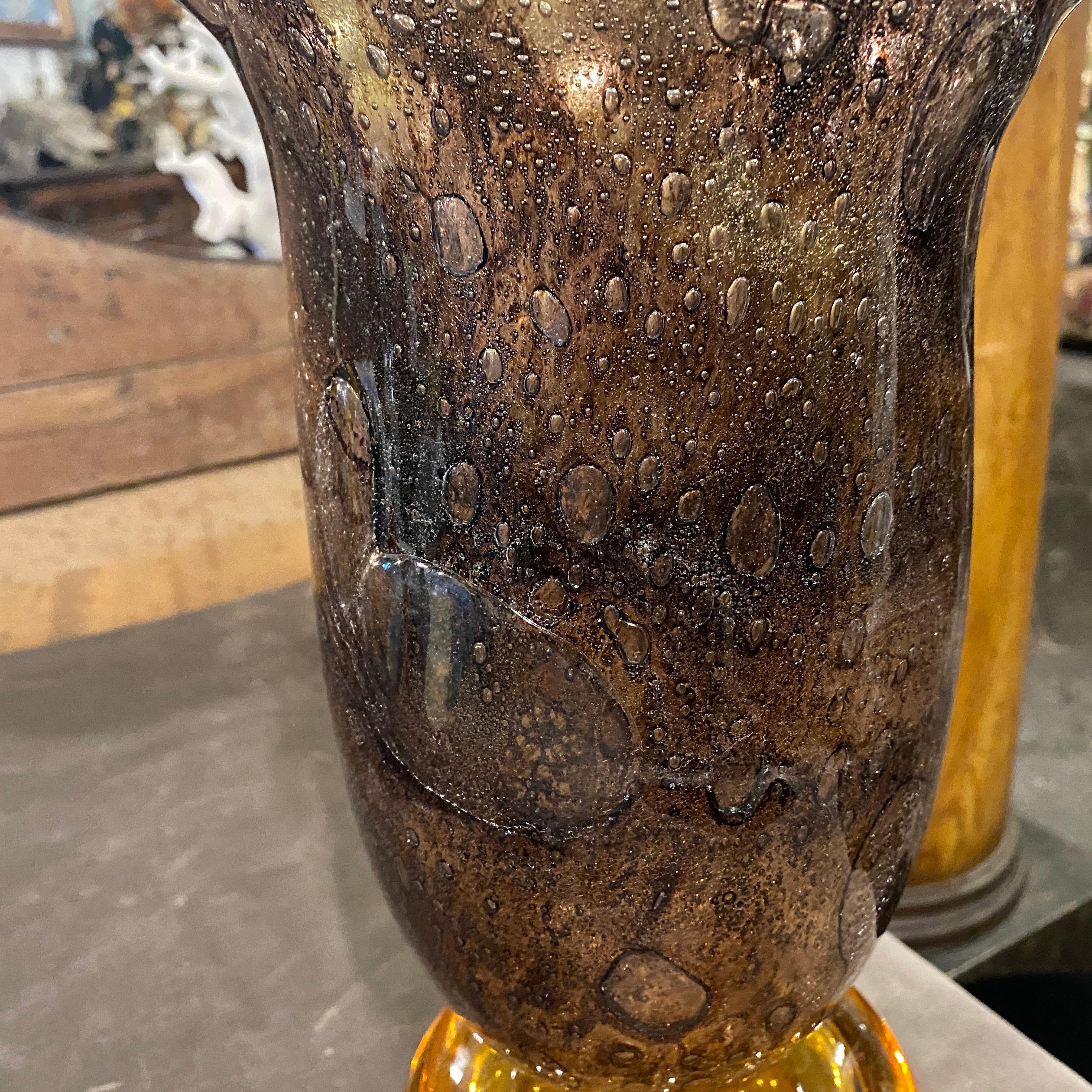 1980er Giovanni Cenedese Modernistische Vase aus braunem und bernsteinfarbenem Murano-Glas (20. Jahrhundert)