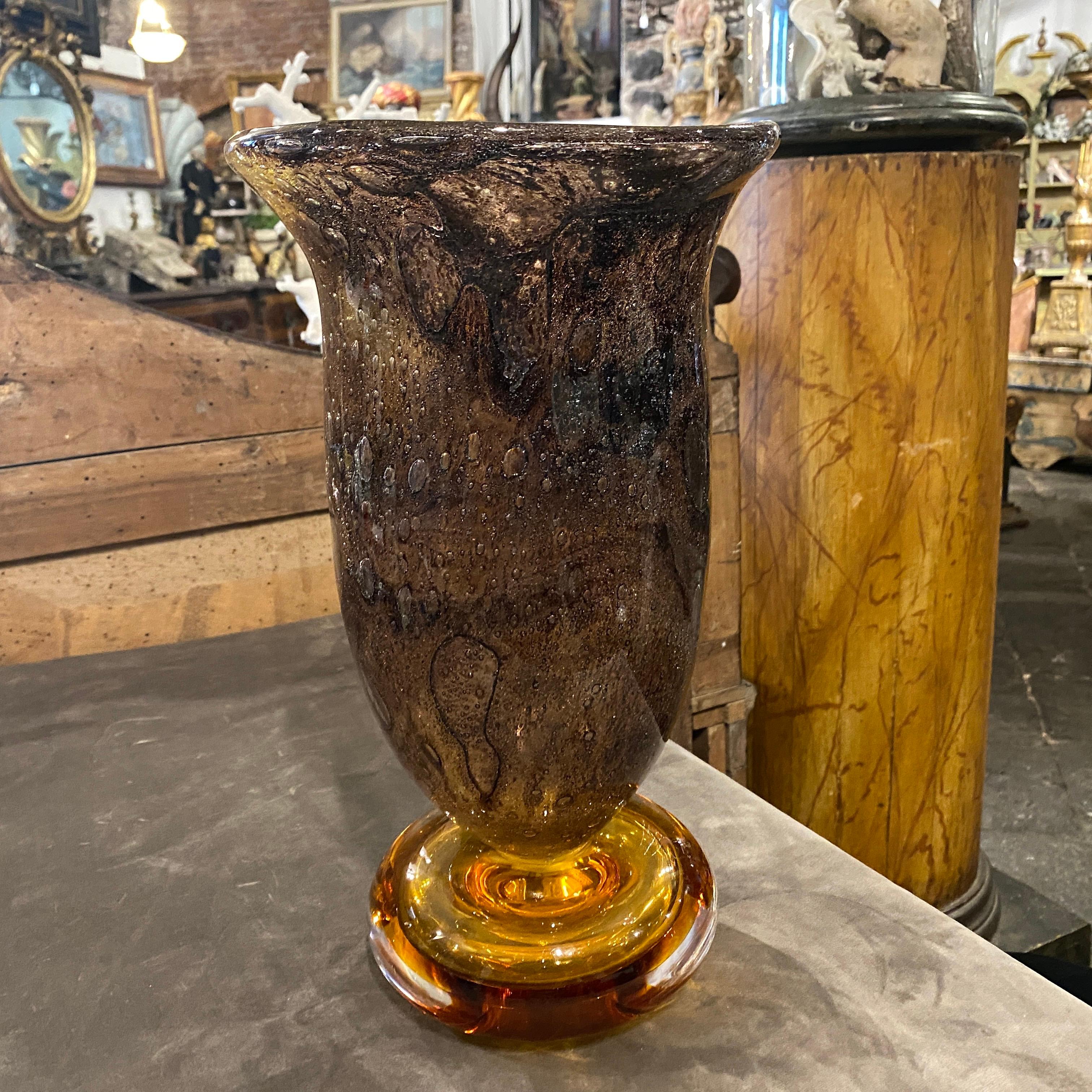 1980er Giovanni Cenedese Modernistische Vase aus braunem und bernsteinfarbenem Murano-Glas (Muranoglas)