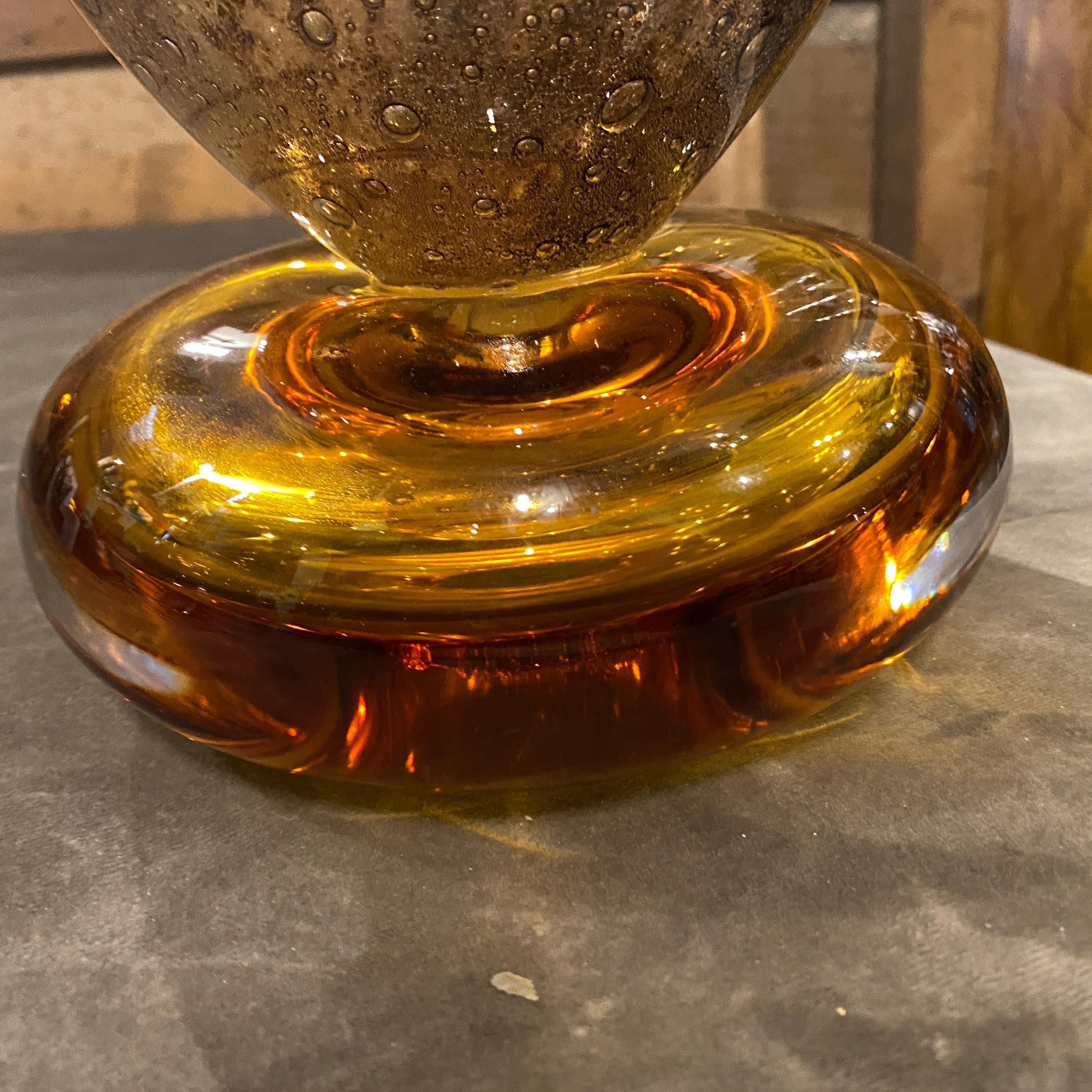1980er Giovanni Cenedese Modernistische Vase aus braunem und bernsteinfarbenem Murano-Glas 1