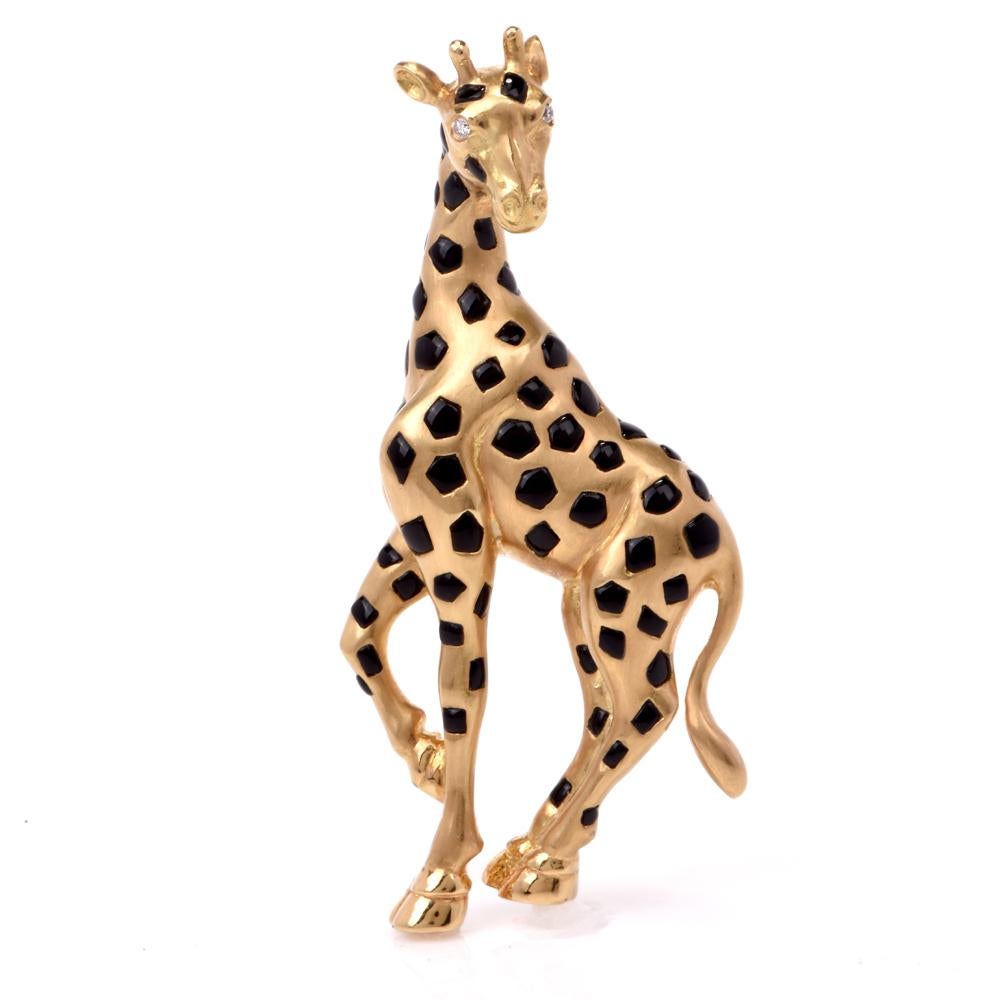 Reminiscent of the animal motif jewelry items pioneered by Van Cleef & Arpels during the postwar Retro era and remaining in vogue to date, this enchanting pendant & brooch depicts the anatomically accurate sculptured silhouette of a giraffe, crafted
