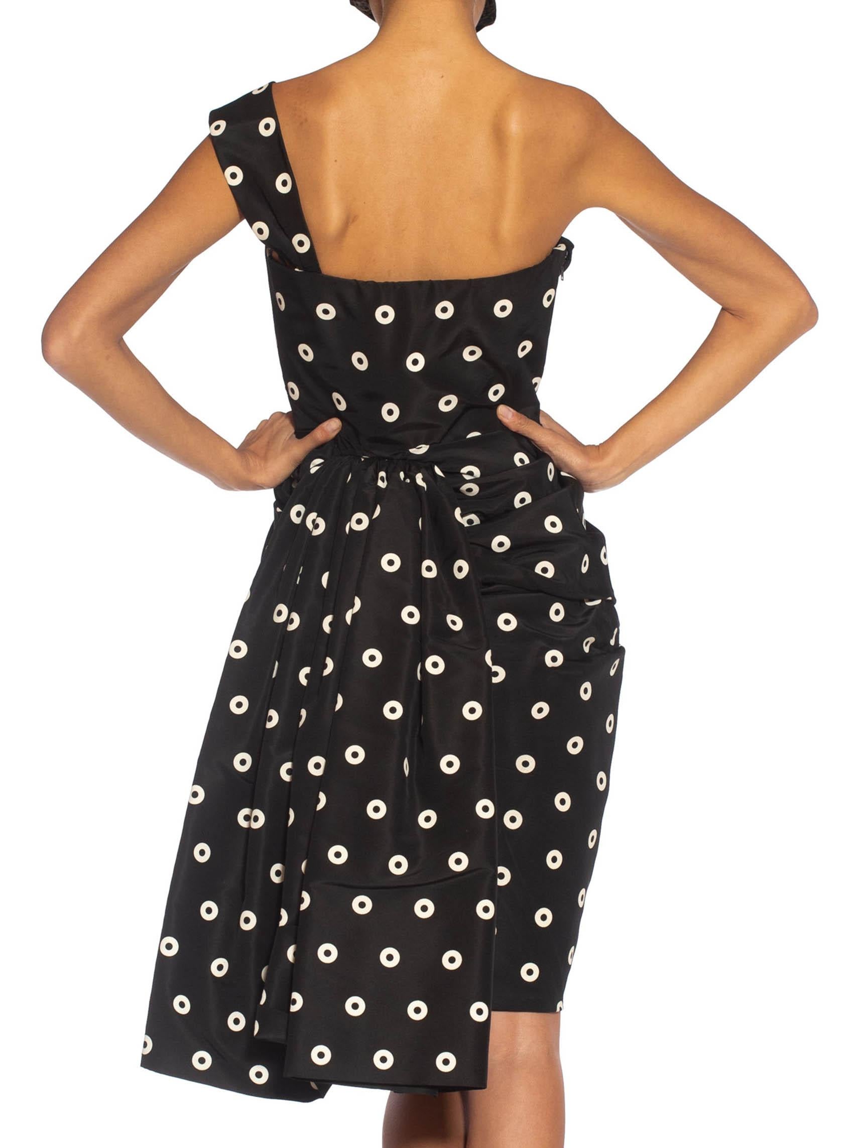 1980er GIVENCHY Schwarz-Weiße Haute Couture Seide One Shoulder  Cocktail-Kleid im Angebot 1