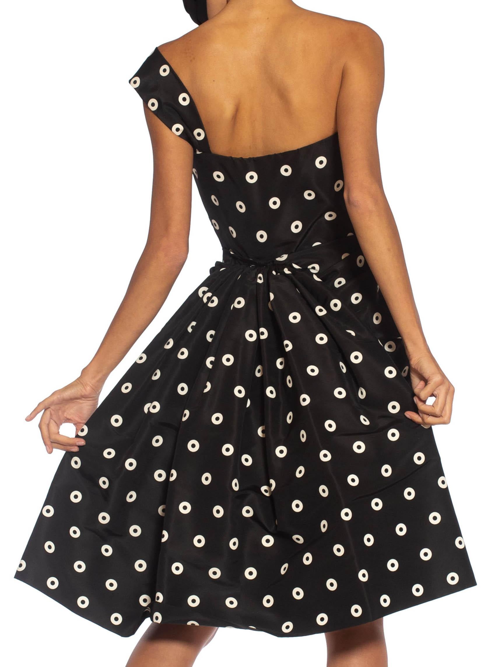 1980er GIVENCHY Schwarz-Weiße Haute Couture Seide One Shoulder  Cocktail-Kleid im Angebot 2
