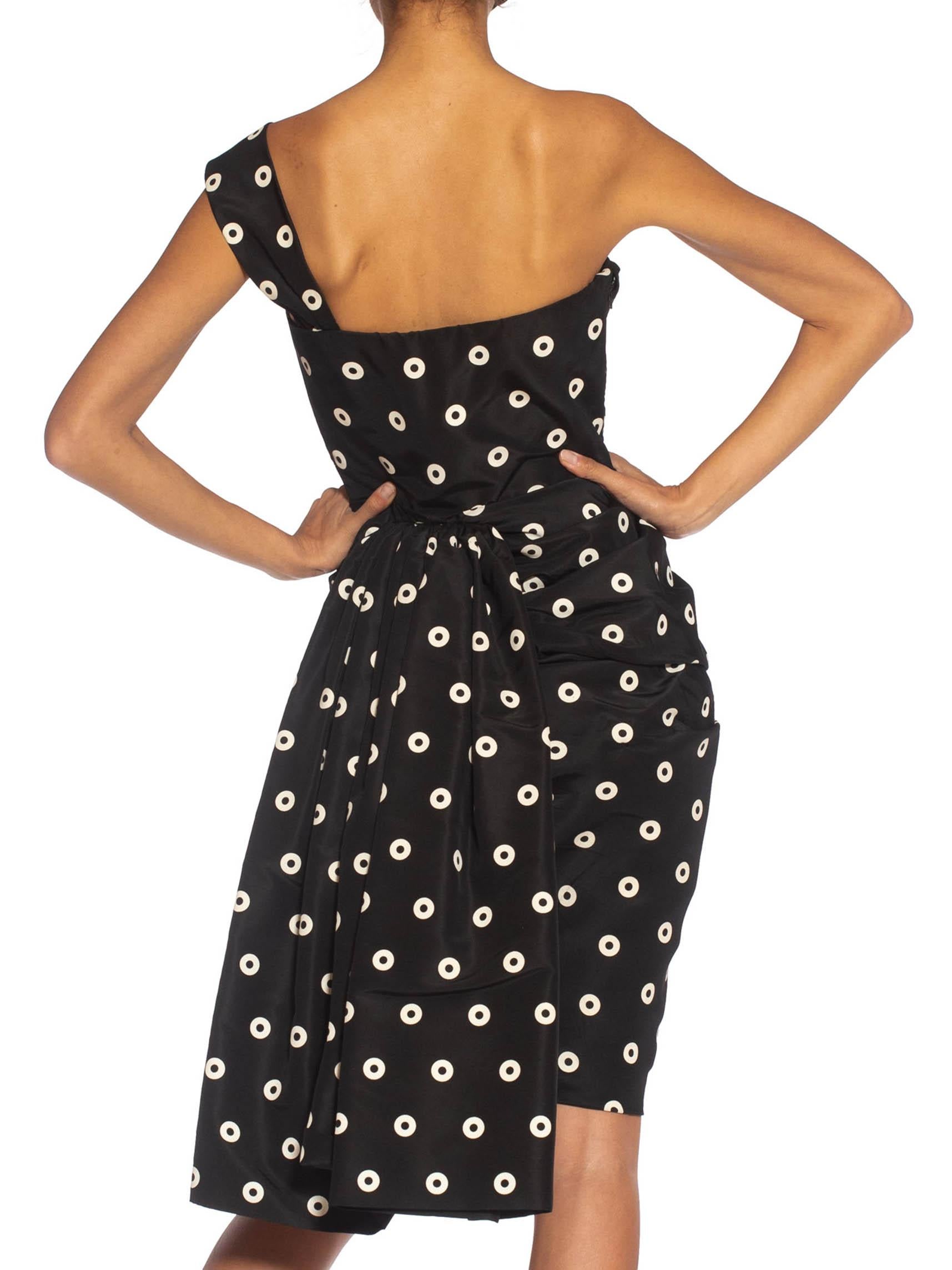 1980er GIVENCHY Schwarz-Weiße Haute Couture Seide One Shoulder  Cocktail-Kleid im Angebot 3