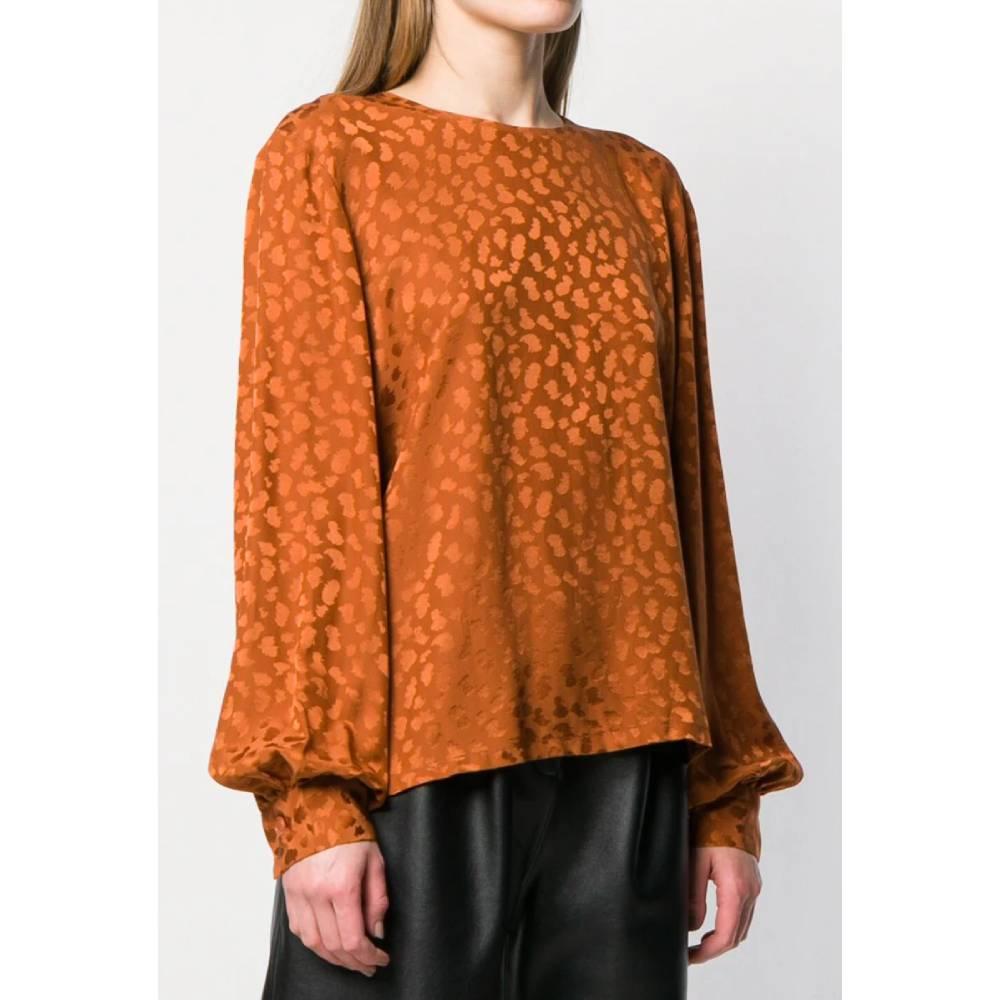 Givenchy blouse in bronze colored silk with animal effect, round neck, wide sleeves with puffed cuff with buttons. Back buttoned fastening.

Years: 80s

Made in Italy

Size: 42 IT

Bust: 52 cm
Shoulders: 45 cm
Sleeves: 65 cm