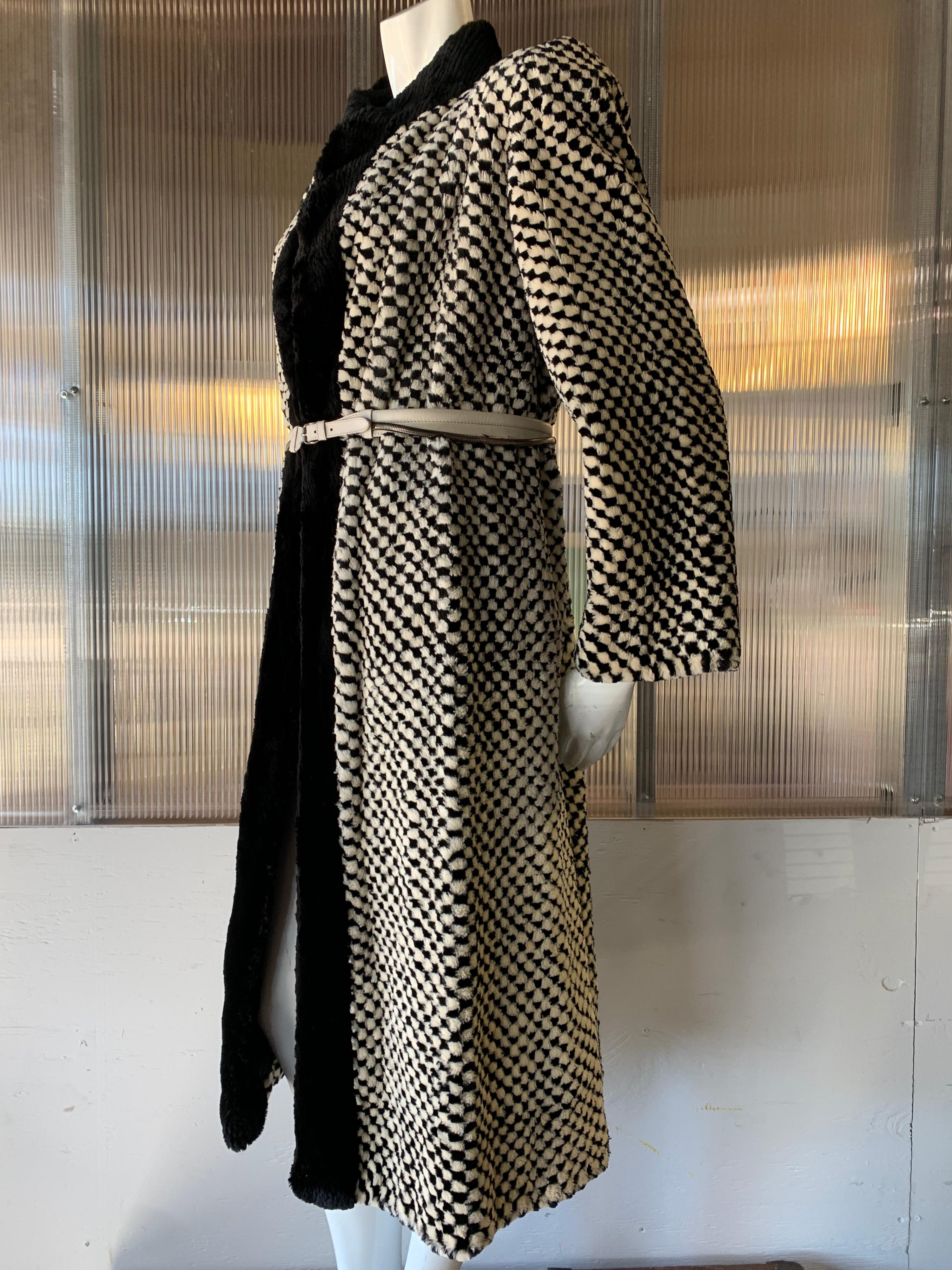 1980er Givenchy Couture Checkerboard Sheared Beaver Coat mit schwarzem Pelzbesatz vorne. Exquisit von Hand genäht und verarbeitet. Der Kragen und die Frontbesätze sind ebenfalls aus geschorenem Biber. Gürtel enthalten, aber nicht original.