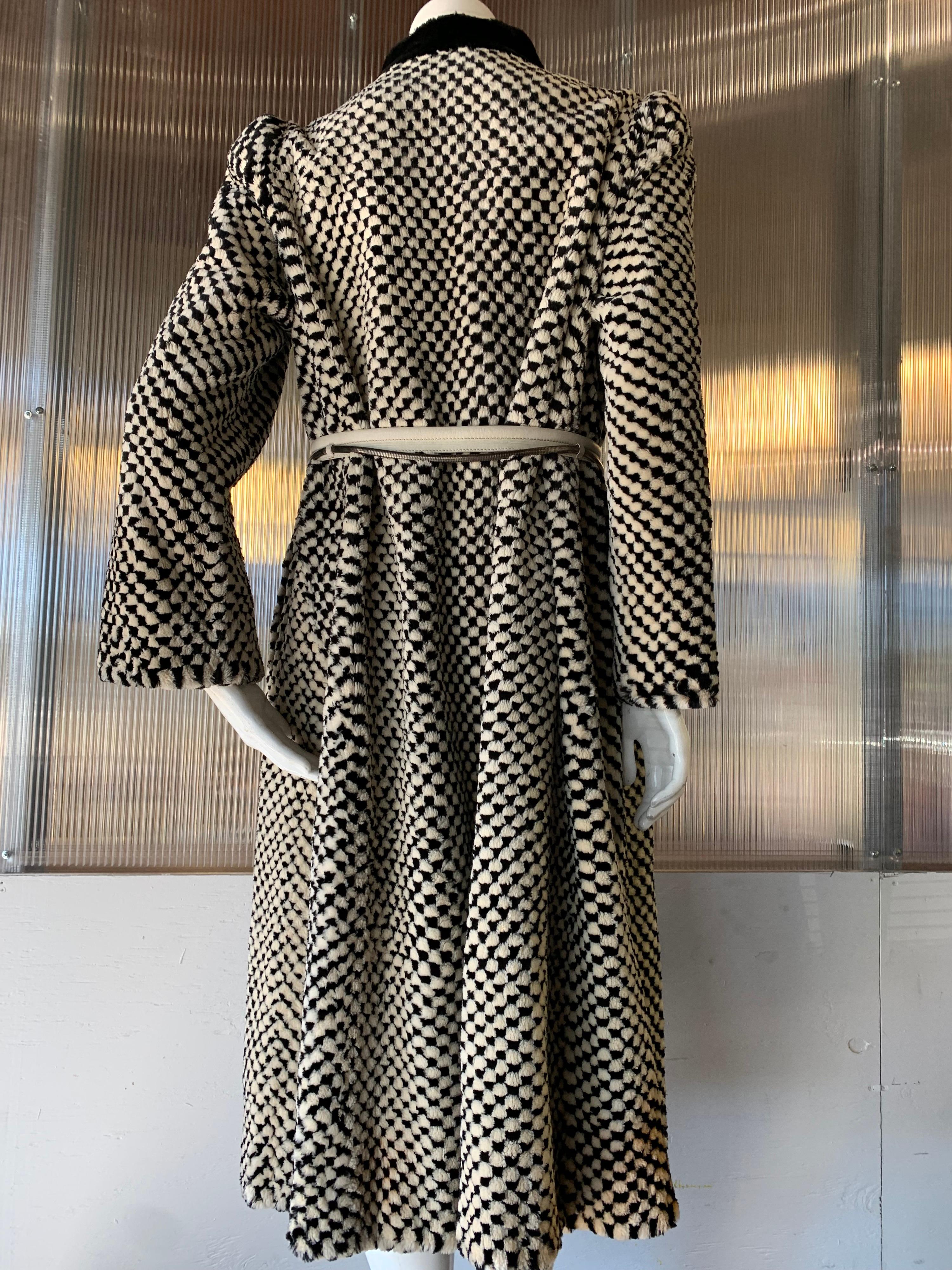 1980er Givenchy Couture karierter Bibermantel mit schwarzem Pelz vorne besetzt, 1980er Jahre (Schwarz) im Angebot