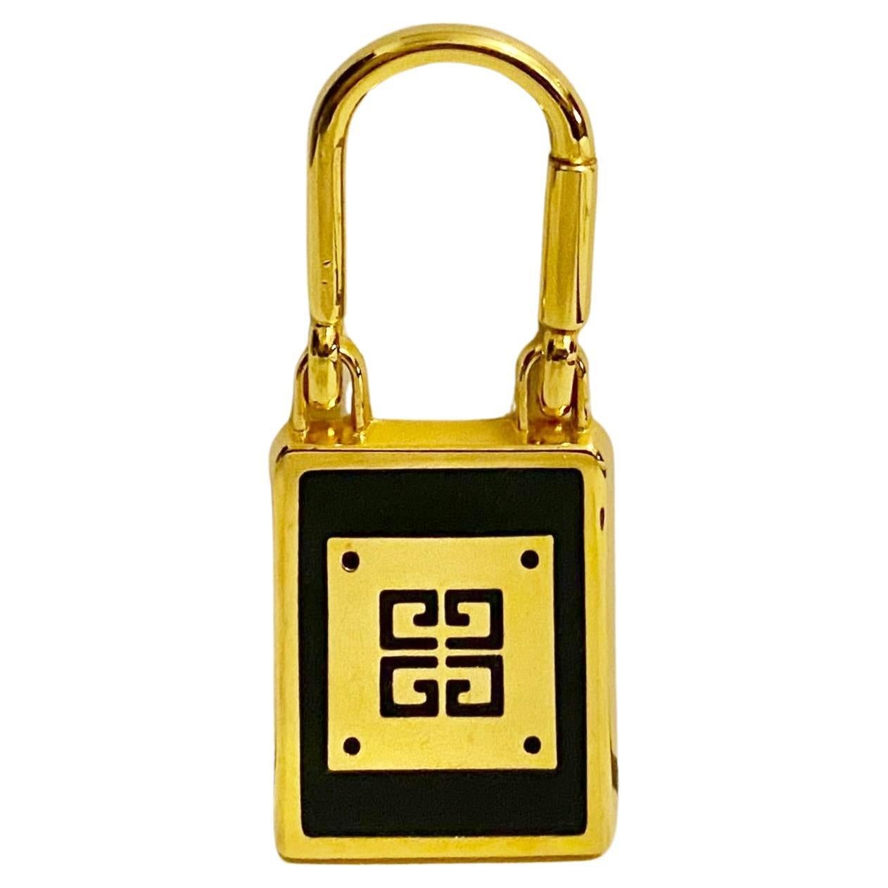  1980er Givenchy Gold Metall Logo Schlüsselanhänger für Damen oder Herren im Angebot
