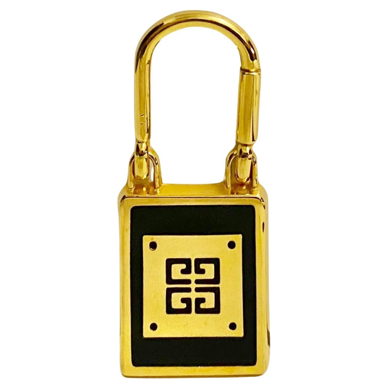  1980er Givenchy Gold Metall Logo Schlüsselanhänger im Angebot