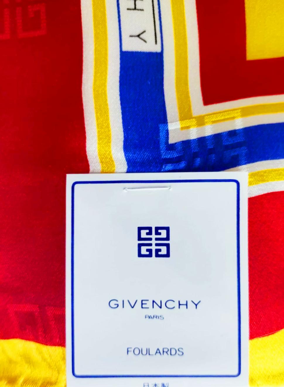 Vintage große GIVENCHY Jacquard Seidenschal, gestreift, geometrischer Druck, Gelb/Rot/Blau Multicolor, Made in France

Zustand: 1980s,vintage, neu mit Label

Abmessungen: 87 x 87 cm

