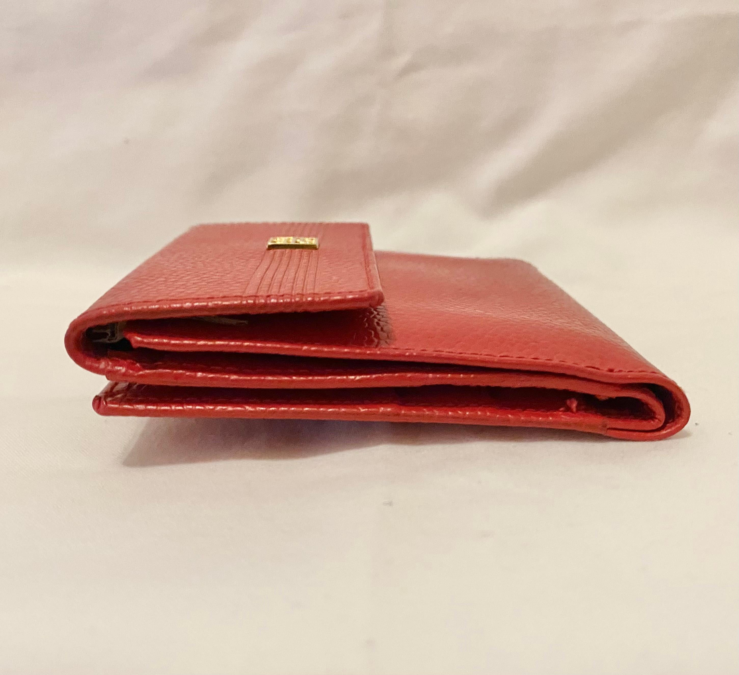 Portafoglio 1980S Givenchy in pelle rossa Madras, scomparto separato per monete, banconote e carte, logo frontale in metallo dorato, chiusura piatta, made in France 

Dimensioni: 10x10cm

Dettagli sulle condizioni: vintage, anni '80, leggera usura,