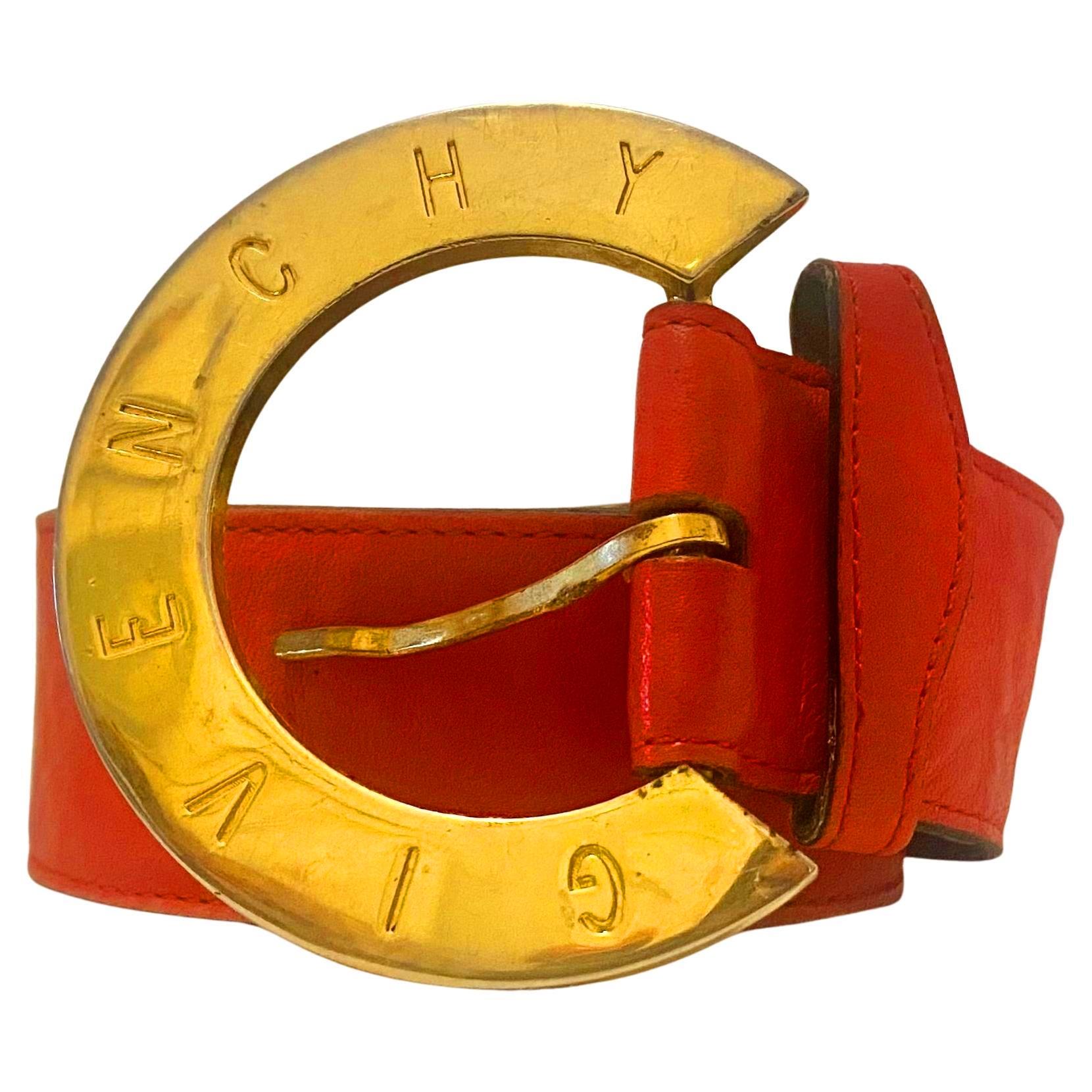 Ceinture vintage Givenchy des années 1980 en cuir rouge souple, fabriquée en France. Il est doté d'une boucle en or gravée du logo Givenchy. Large, structuré et parfait pour définir la taille sur des blazers, des robes ou des tricots, Fabriqué en