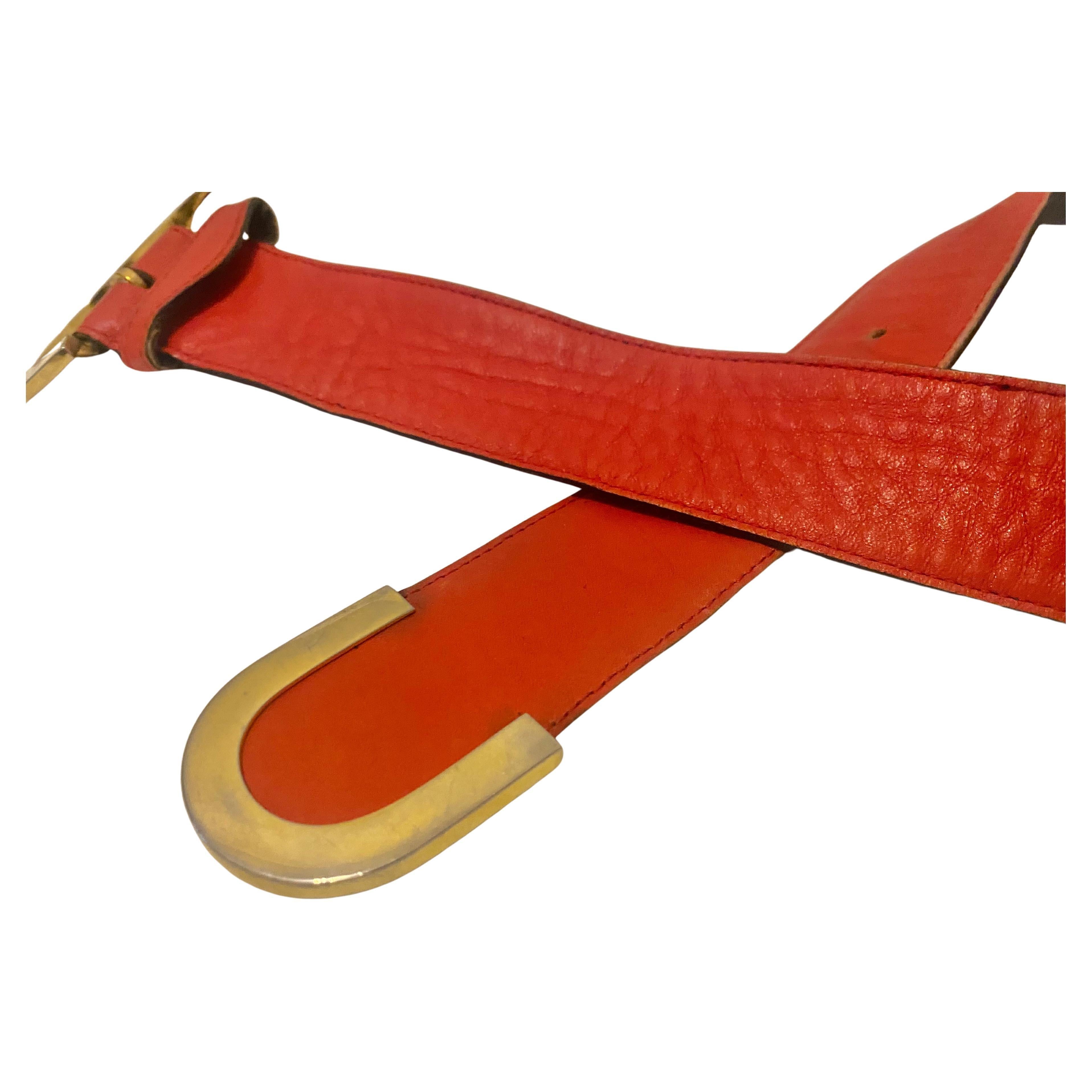 1980 Givenchy Vintage Ceinture en cuir souple rouge avec boucle à logo gravé en or en vente 1