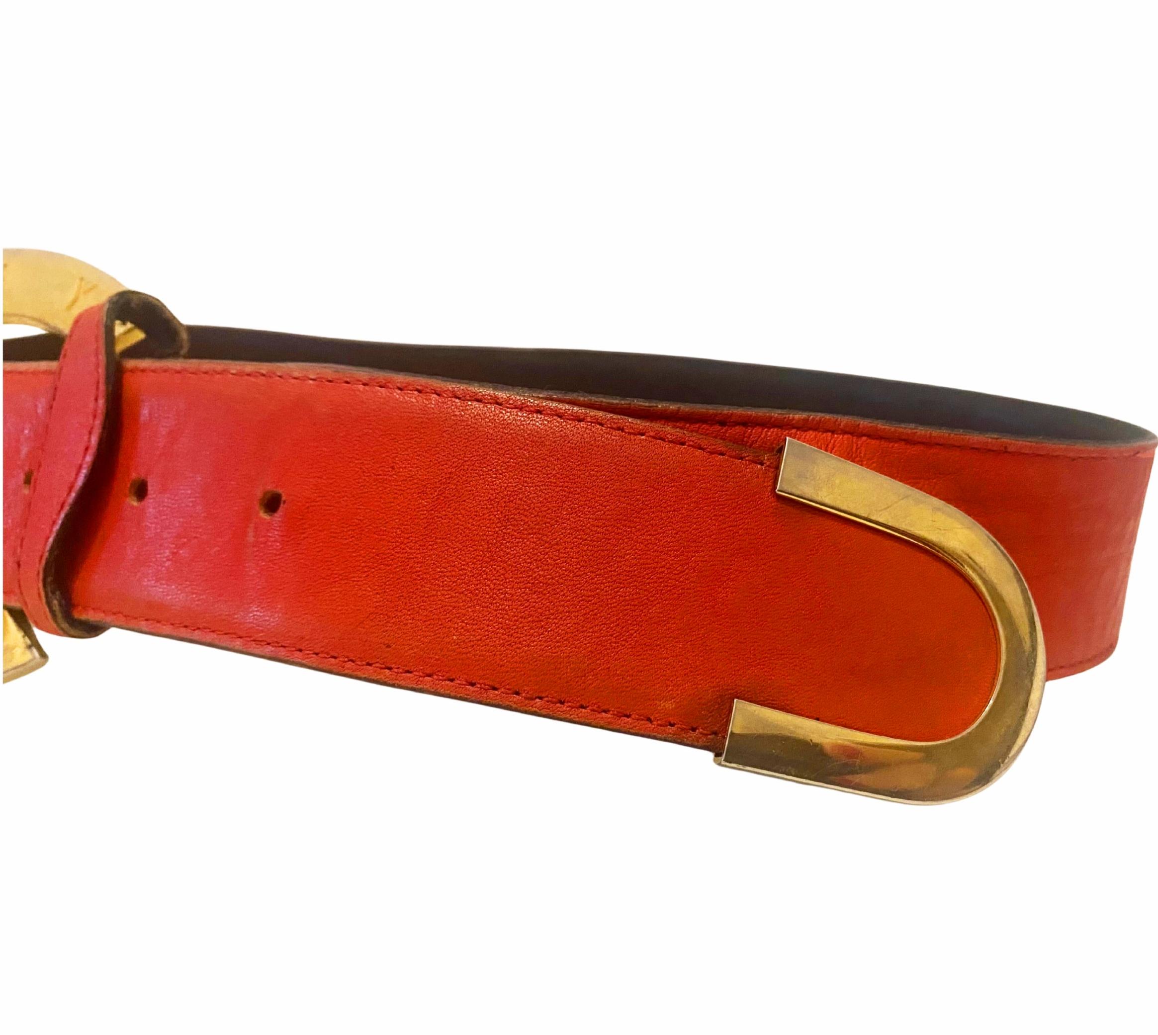 1980 Givenchy Vintage Ceinture en cuir souple rouge avec boucle à logo gravé en or en vente 3