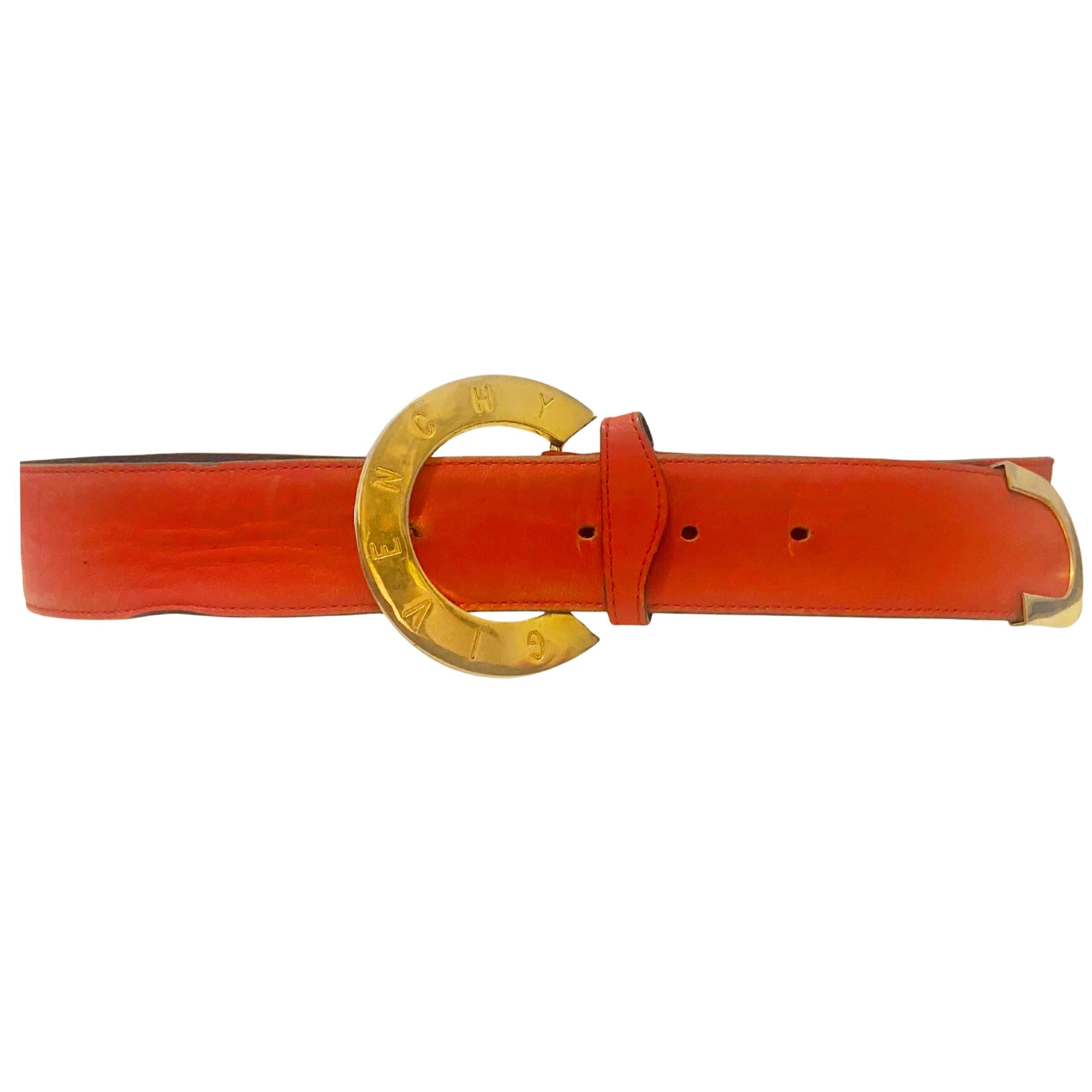 1980 Givenchy Vintage Ceinture en cuir souple rouge avec boucle à logo gravé en or en vente 4