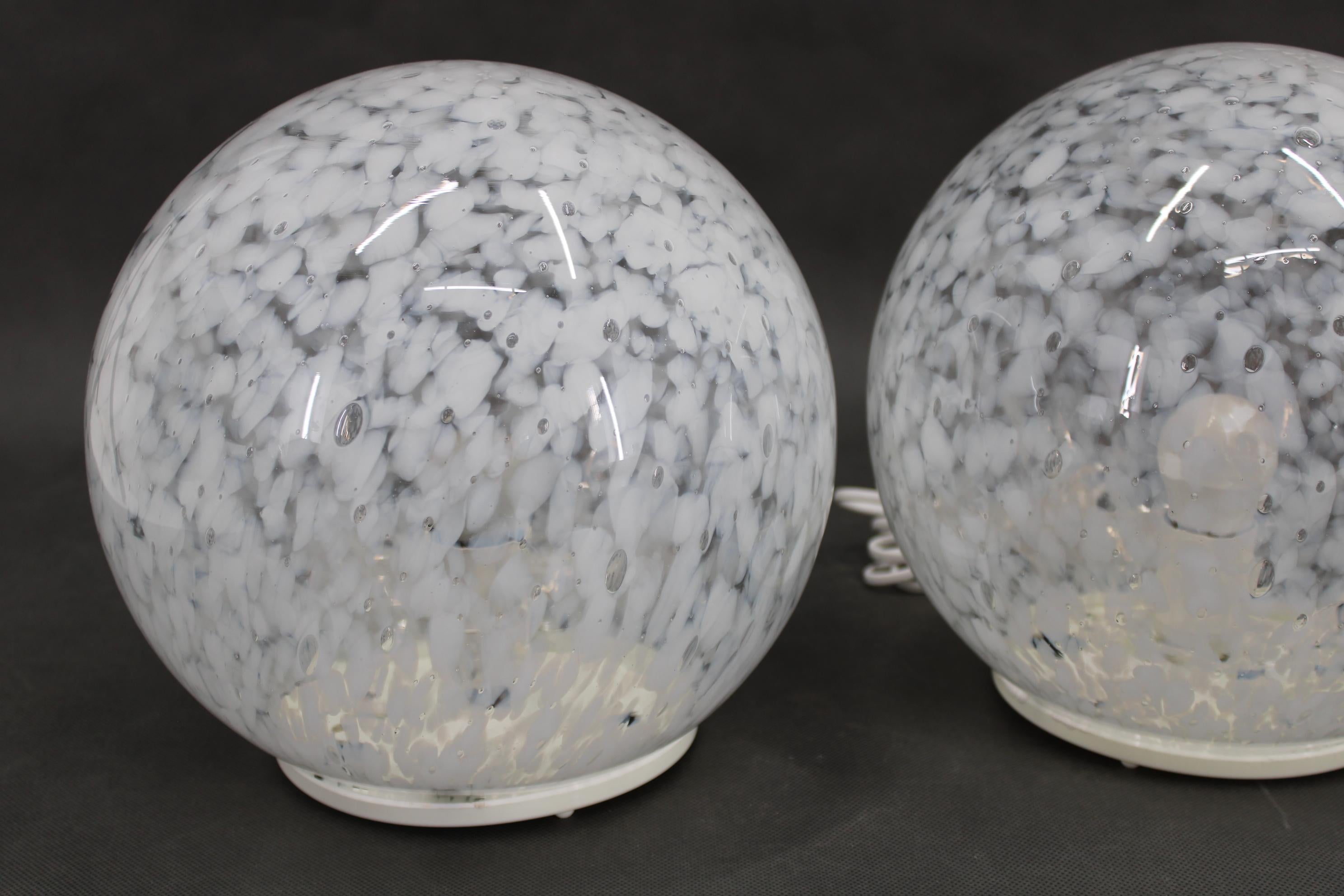 1980s Glass Globe Table Lamp , 3items available In Good Condition For Sale In Praha, CZ