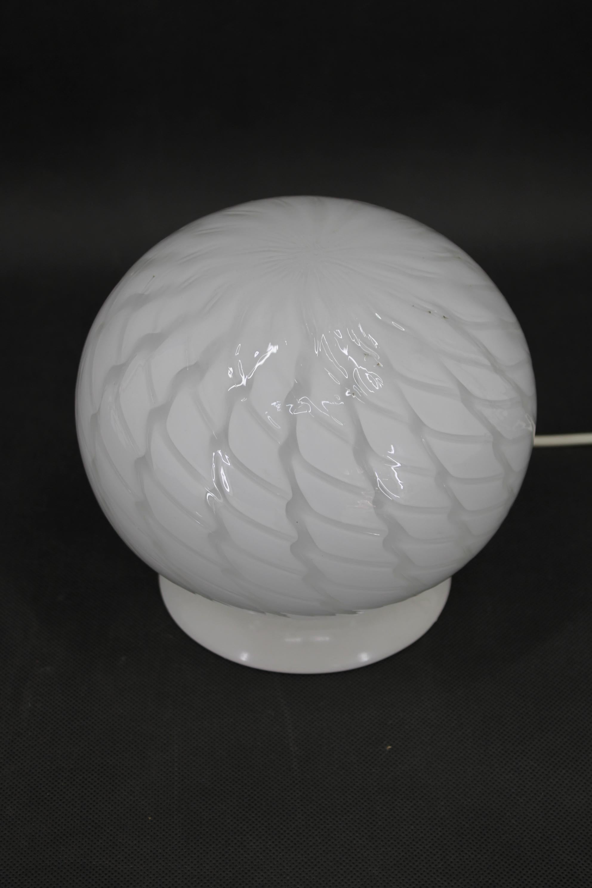 Lámpara de mesa globo de cristal de los años 80 , Italia Moderno de mediados de siglo en venta