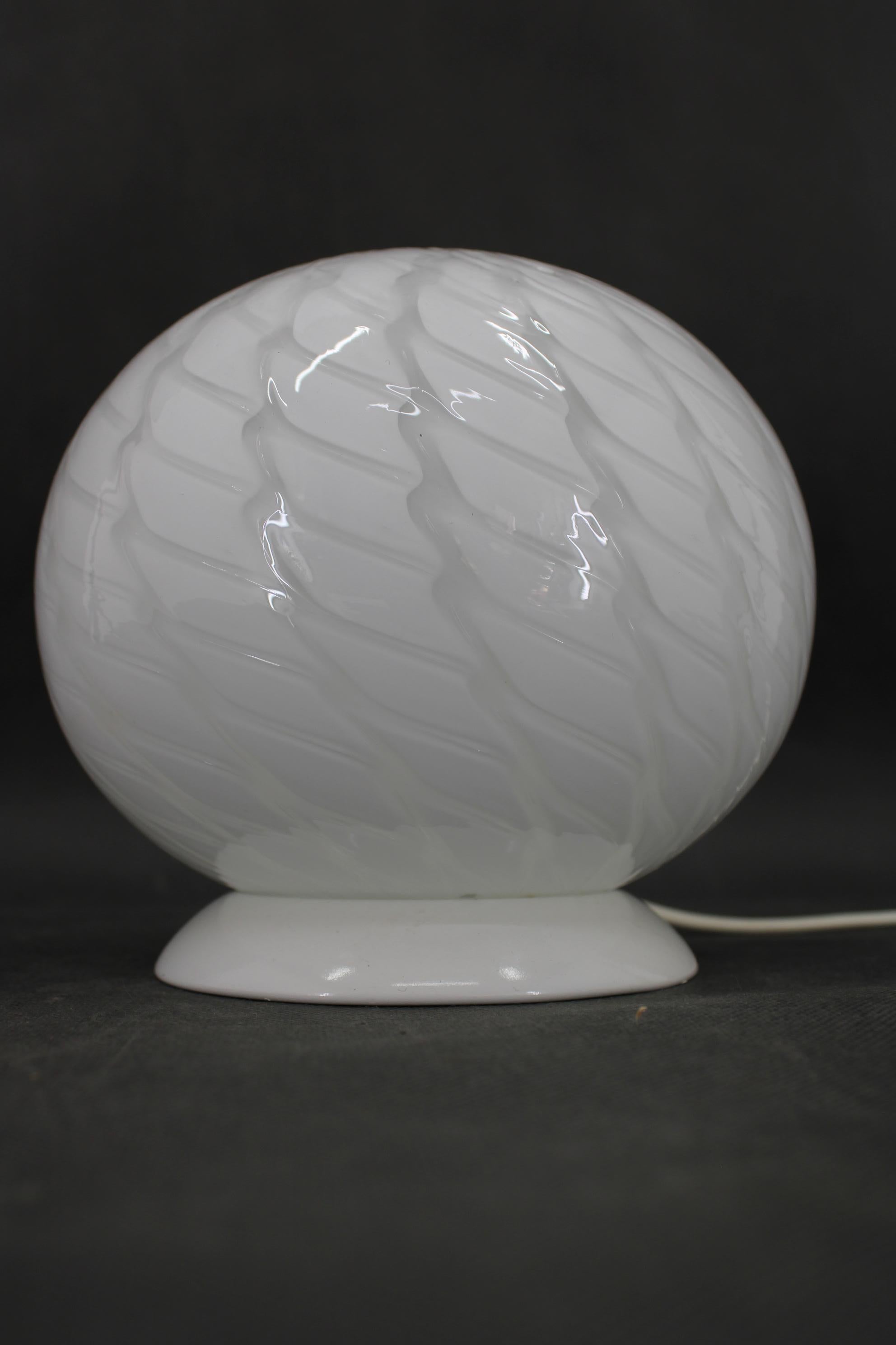 Lámpara de mesa globo de cristal de los años 80 , Italia Italiano en venta