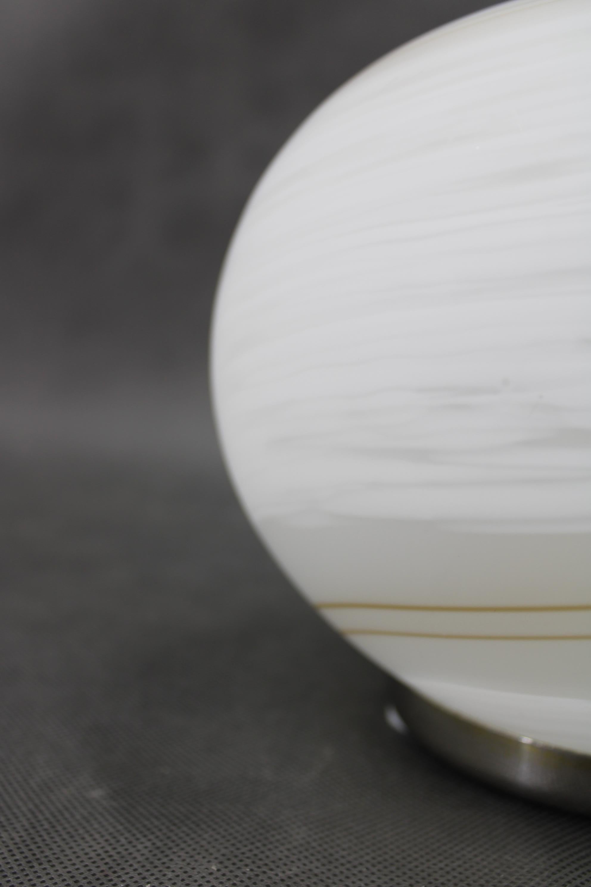 Lámpara de mesa Globo de cristal de los años 80, Italia Italiano en venta