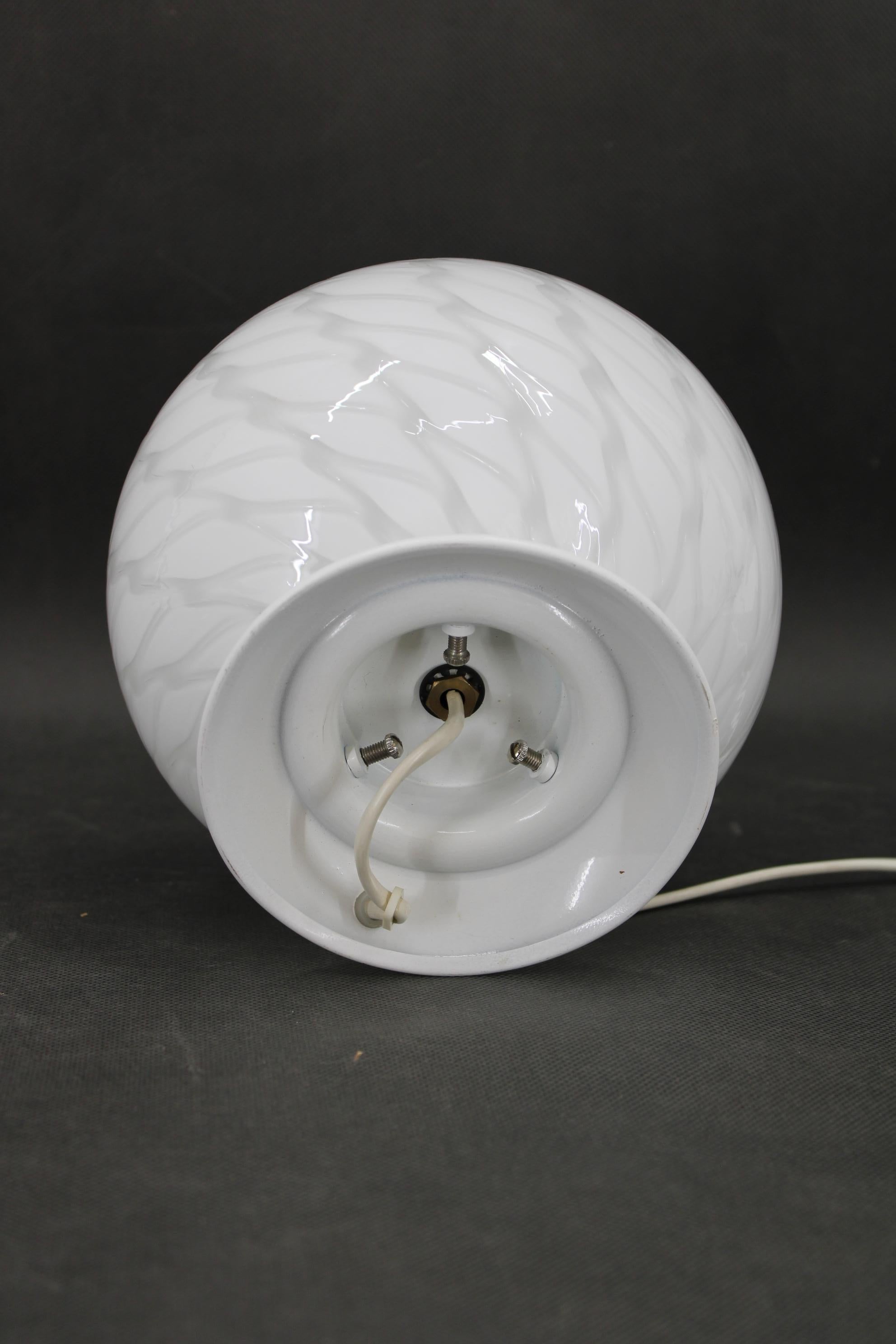 Lámpara de mesa globo de cristal de los años 80 , Italia en Bueno estado para la venta en Praha, CZ