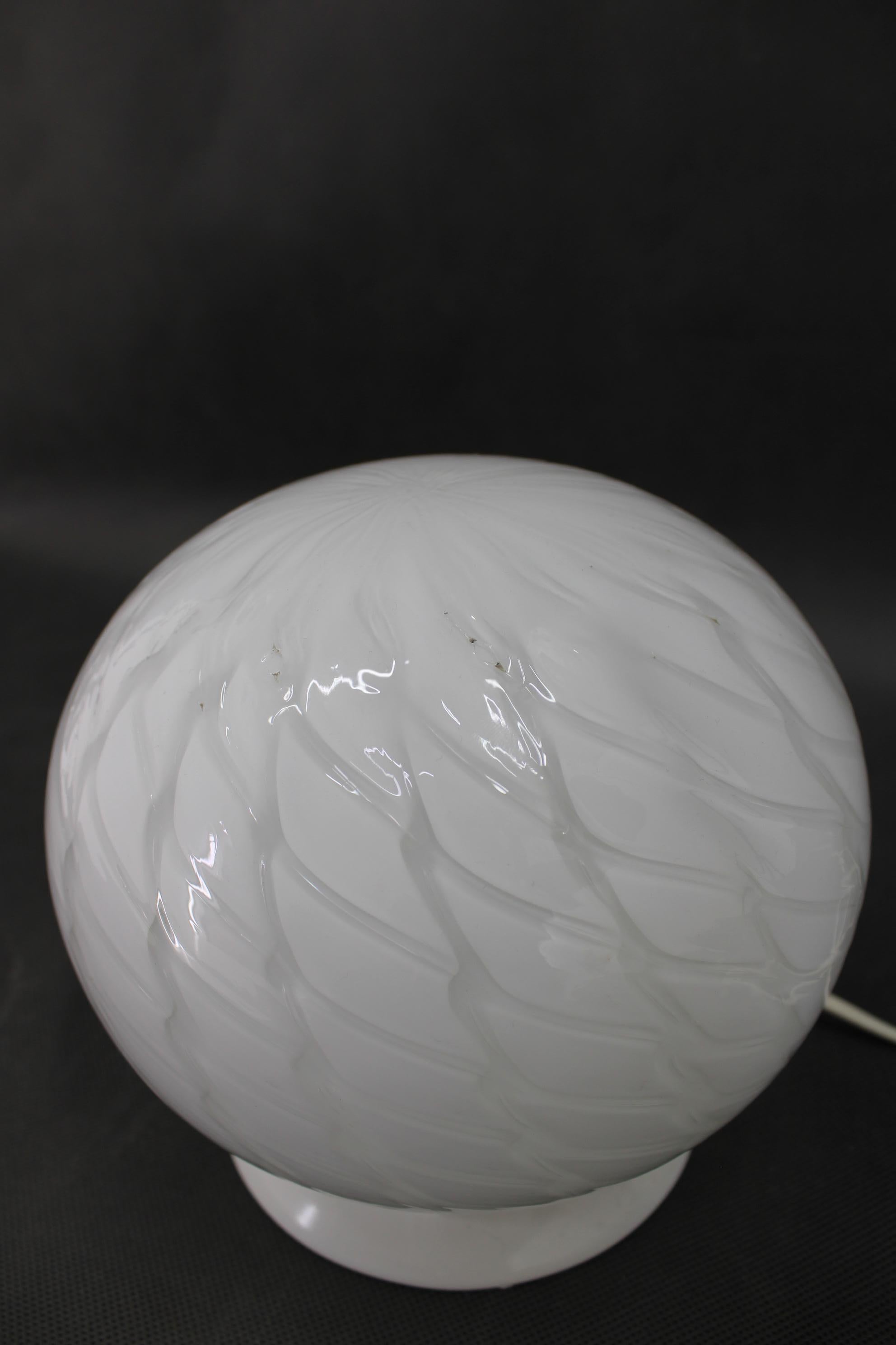 Lámpara de mesa globo de cristal de los años 80 , Italia Vidrio en venta