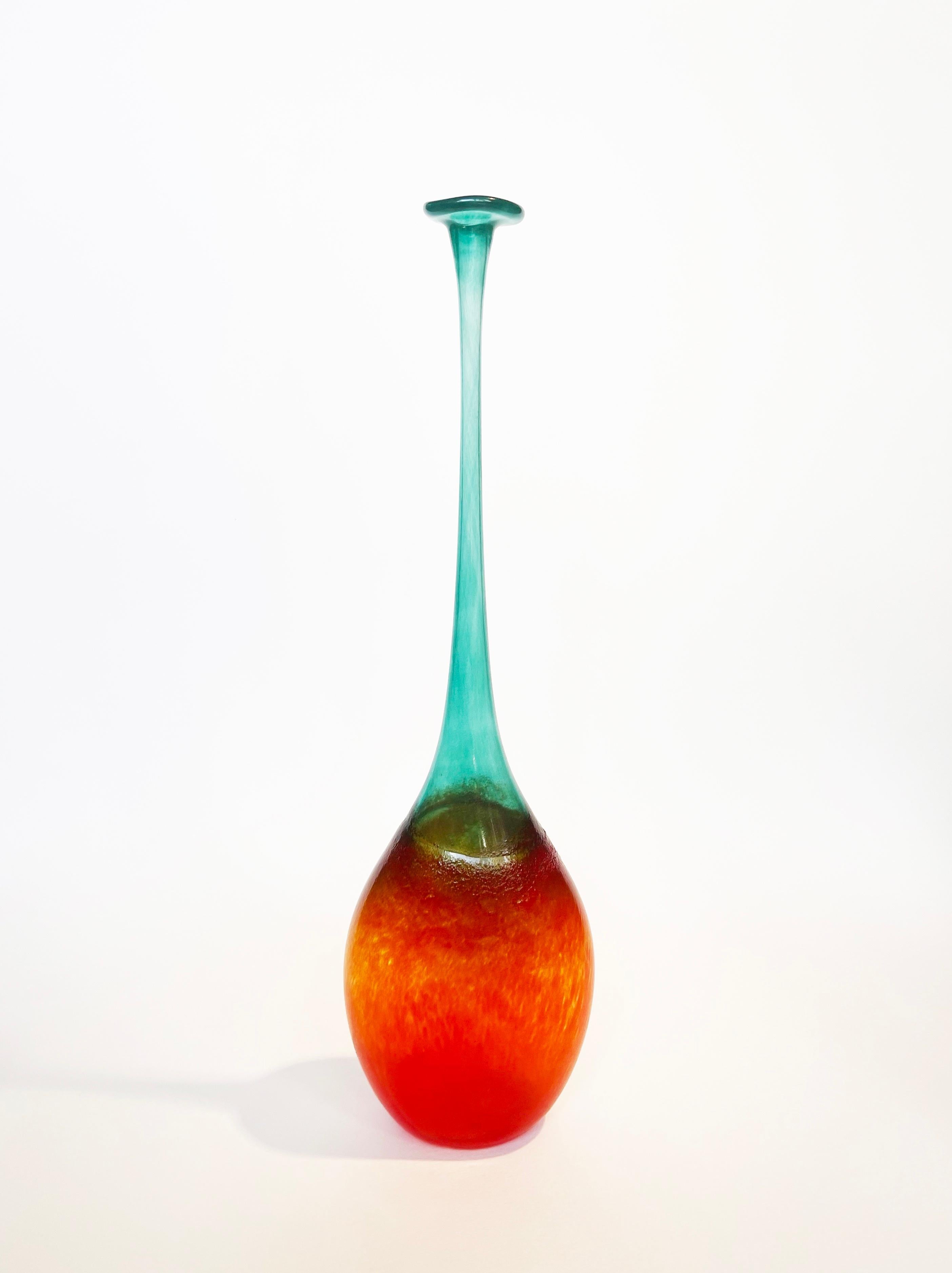 Un pezzo insolito per colore e stile, attribuito o nella tecnica di Bertil Vallien, Svezia.
Con un accenno di vortice di Murano con punteggiatura sul corpo di succoso arancione medio e trasparente, che porta fino a
un collo super allungato di colore