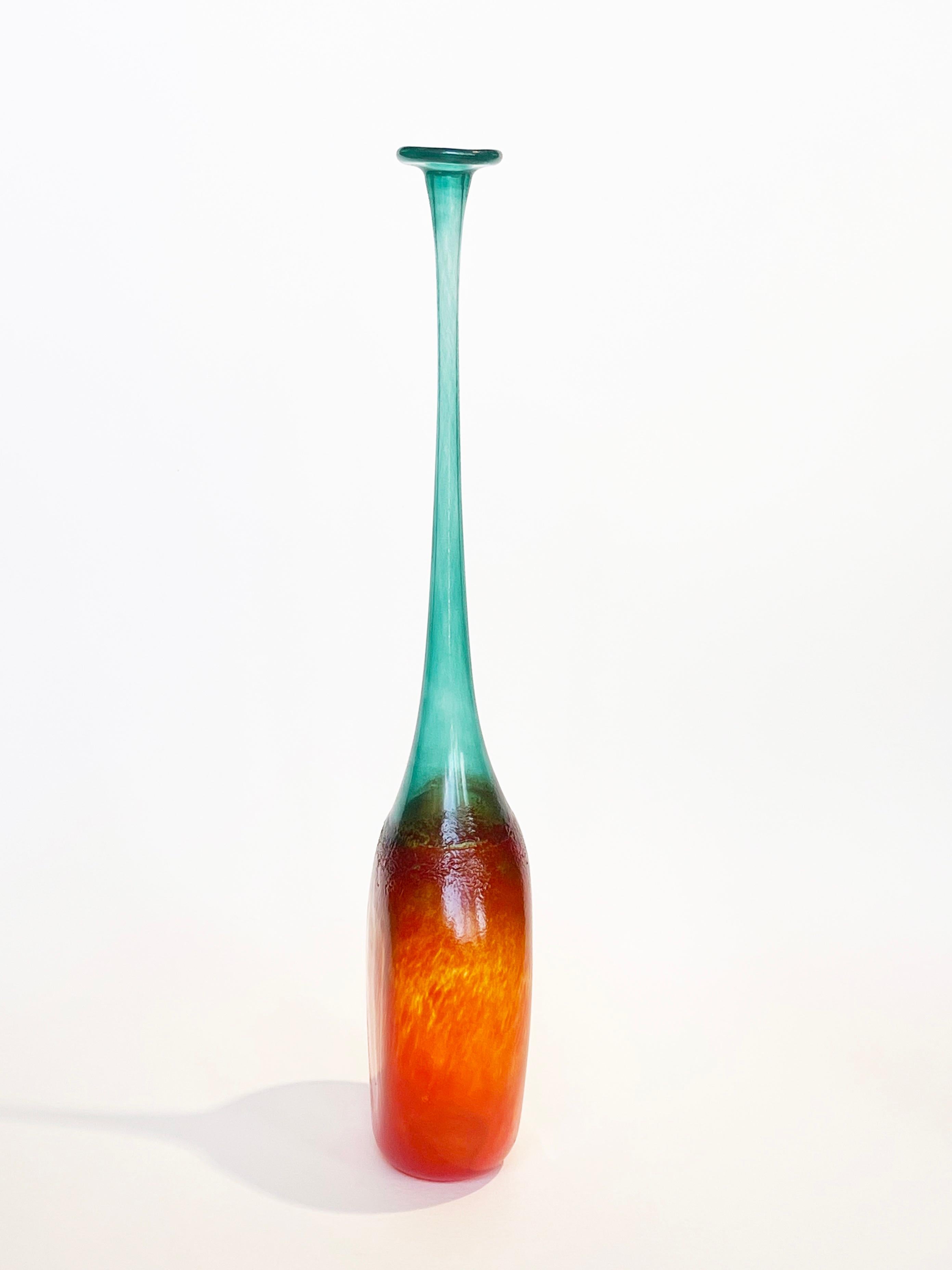 Mid-Century moderno Vaso in vetro di Murano Vibe Turchese Arancione degli anni '80 di o dopo Bertil Vallien, Svezia in vendita