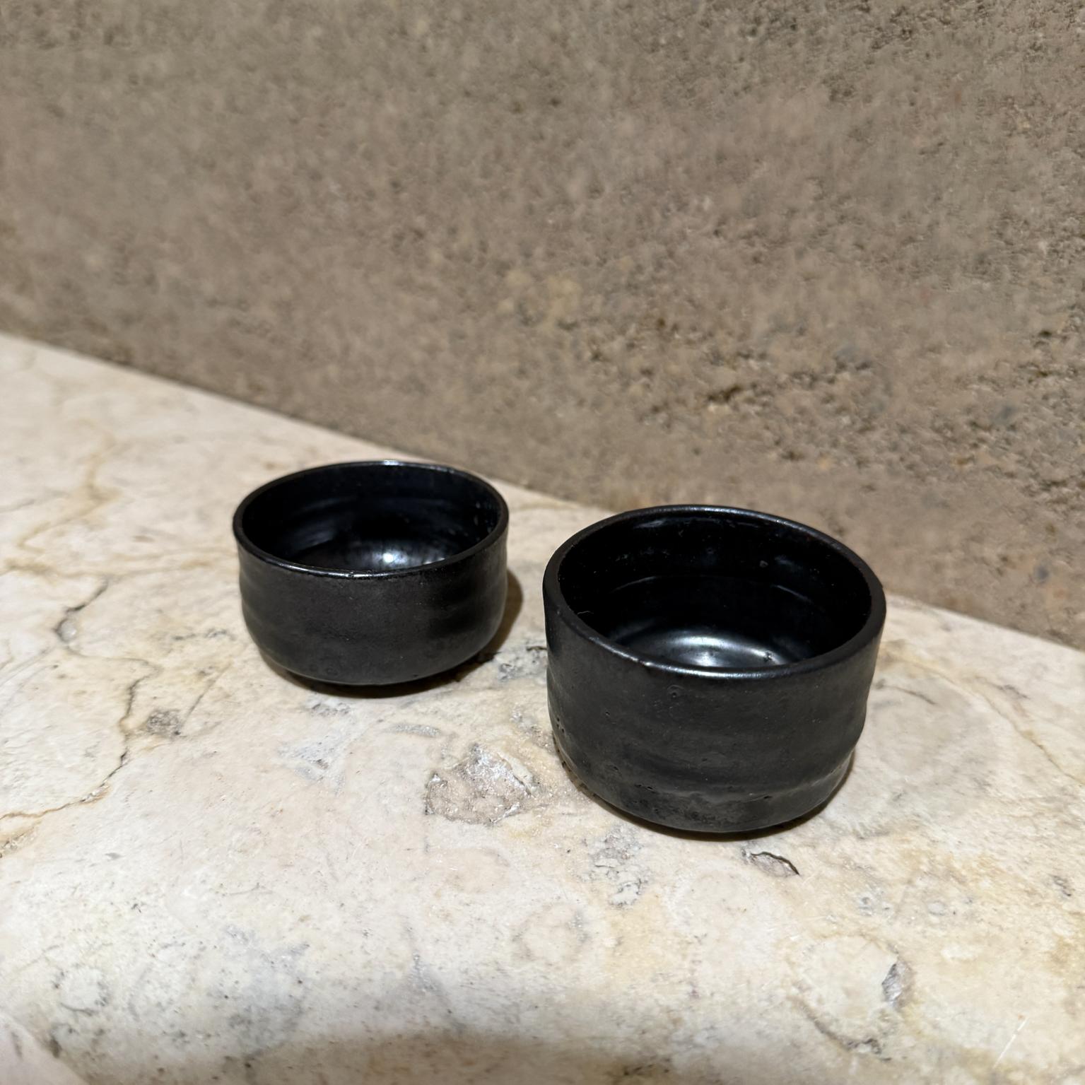1980s Glazed Black Seto Art Pottery Matcha Tea Bowls In Good Condition For Sale In Chula Vista, CA