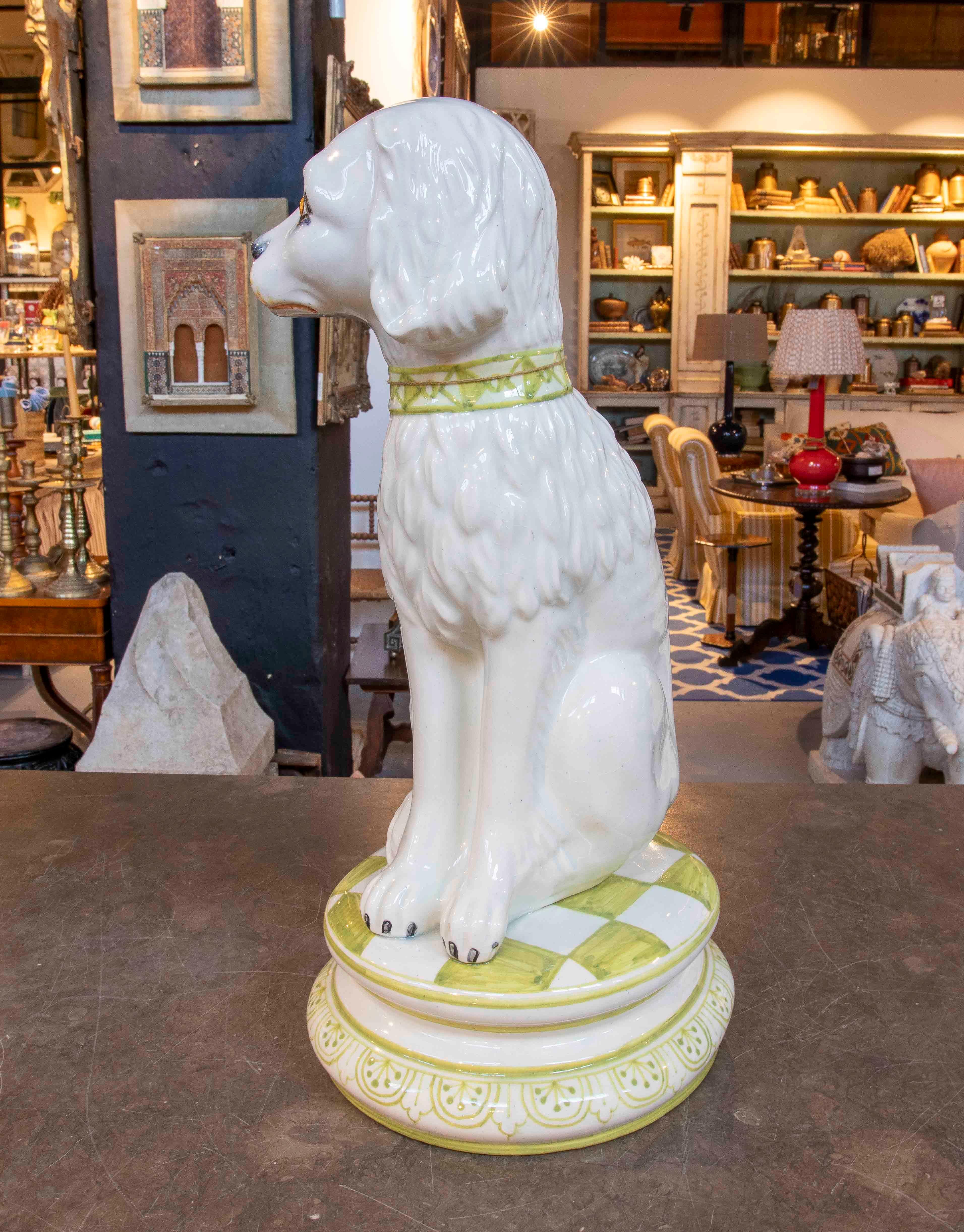 Européen Sculpture de chien en céramique émaillée des années 1980 avec base décorative en vente
