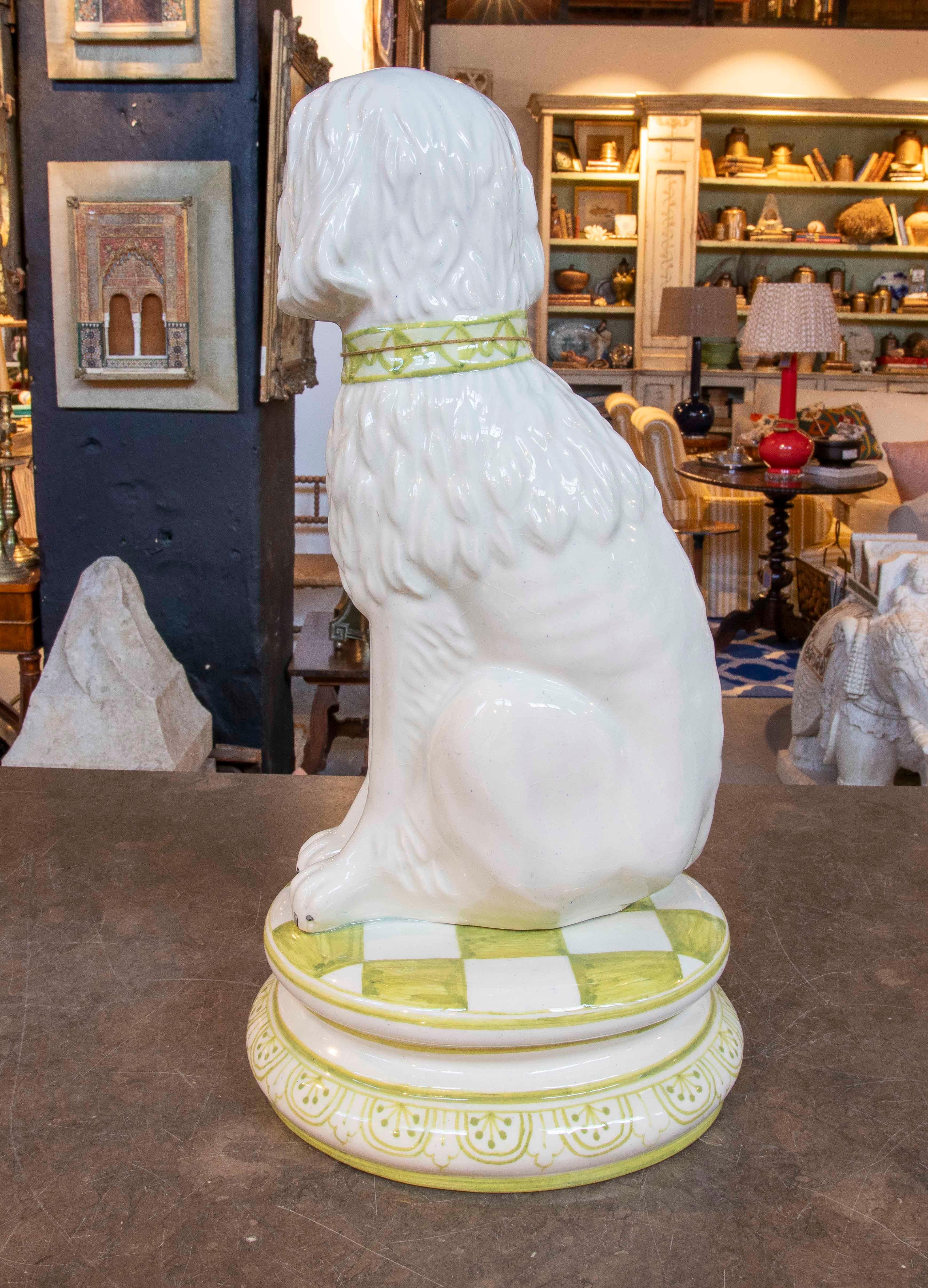 Vernissé Sculpture de chien en céramique émaillée des années 1980 avec base décorative en vente