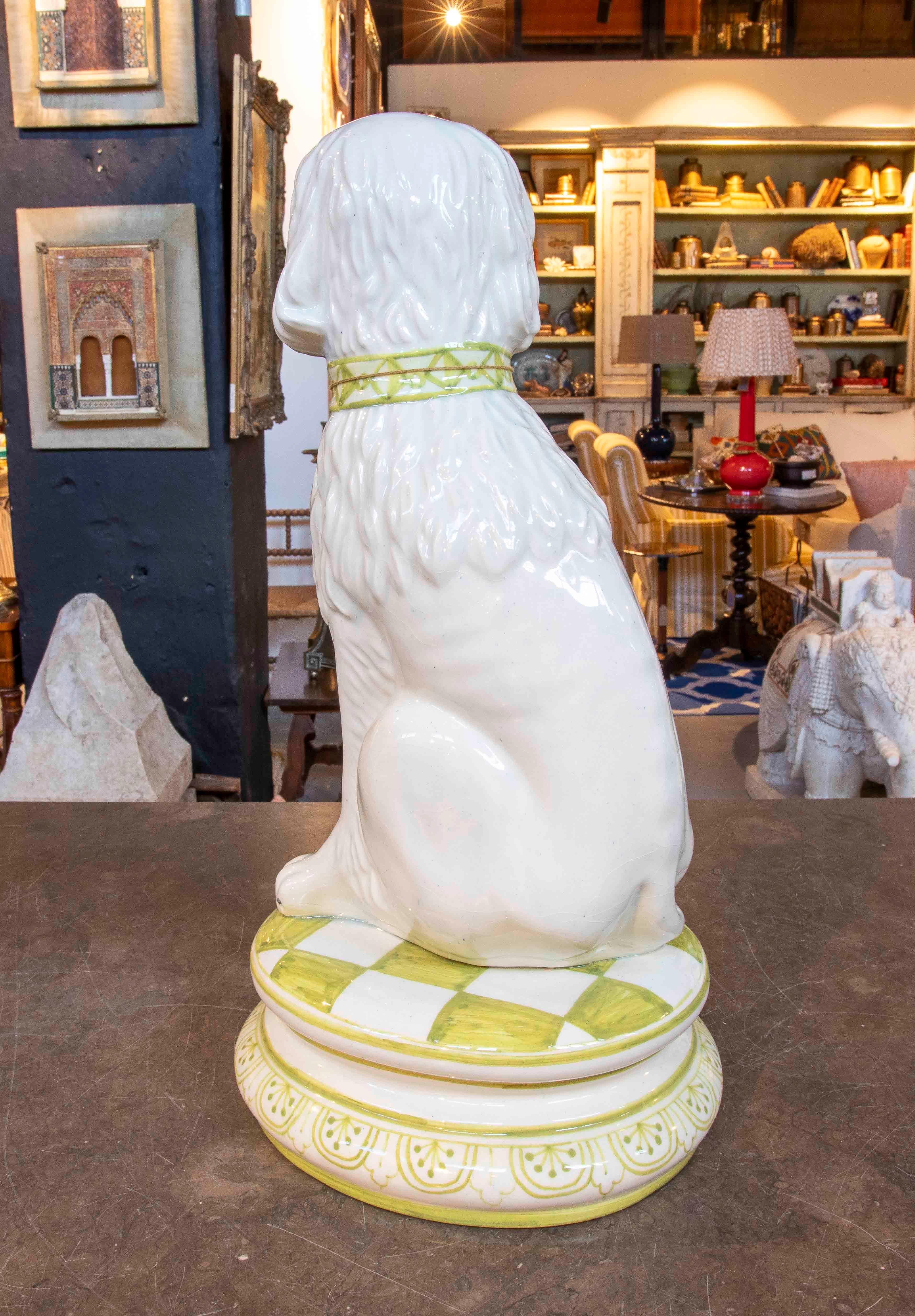 Sculpture de chien en céramique émaillée des années 1980 avec base décorative Bon état - En vente à Marbella, ES