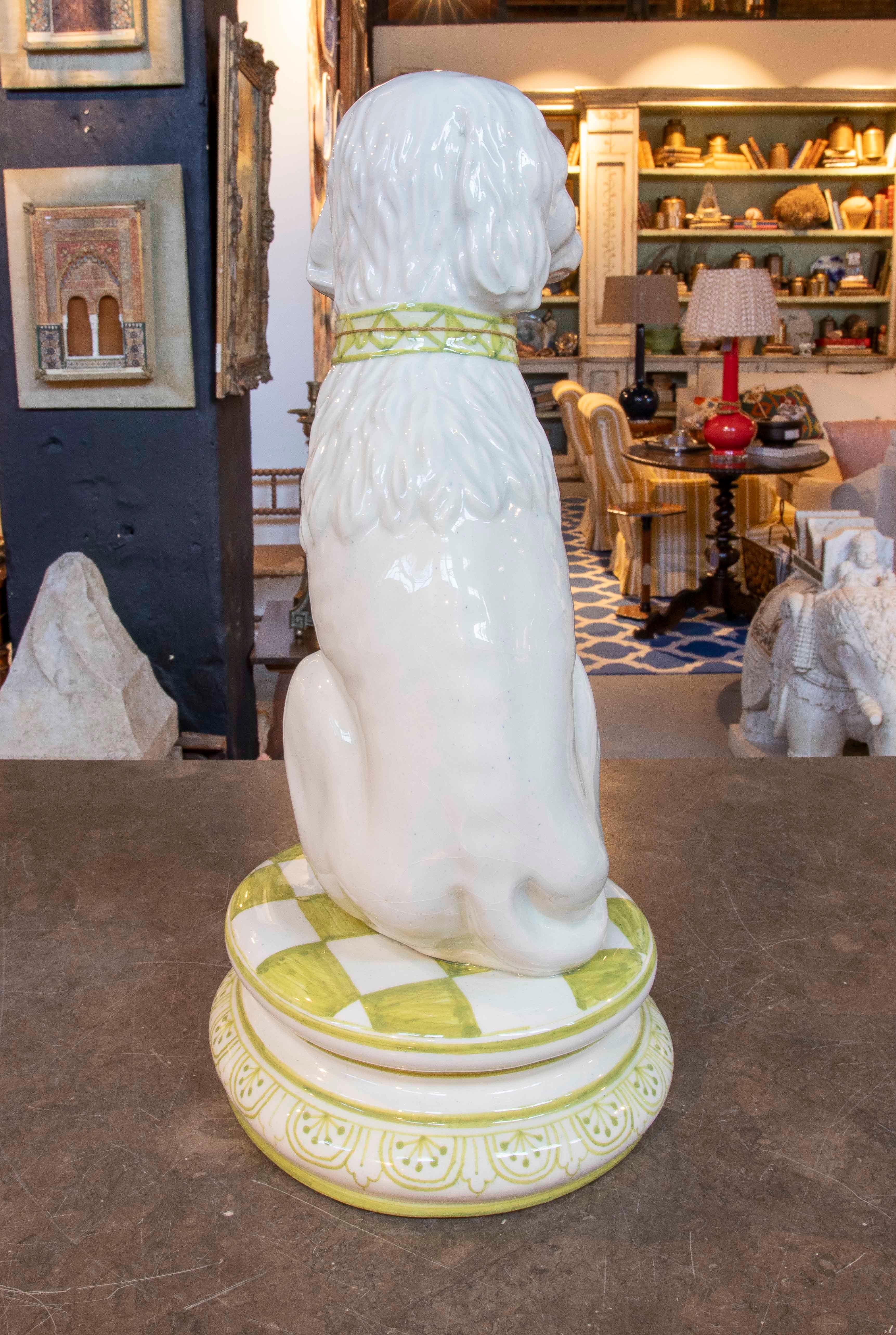 20ième siècle Sculpture de chien en céramique émaillée des années 1980 avec base décorative en vente