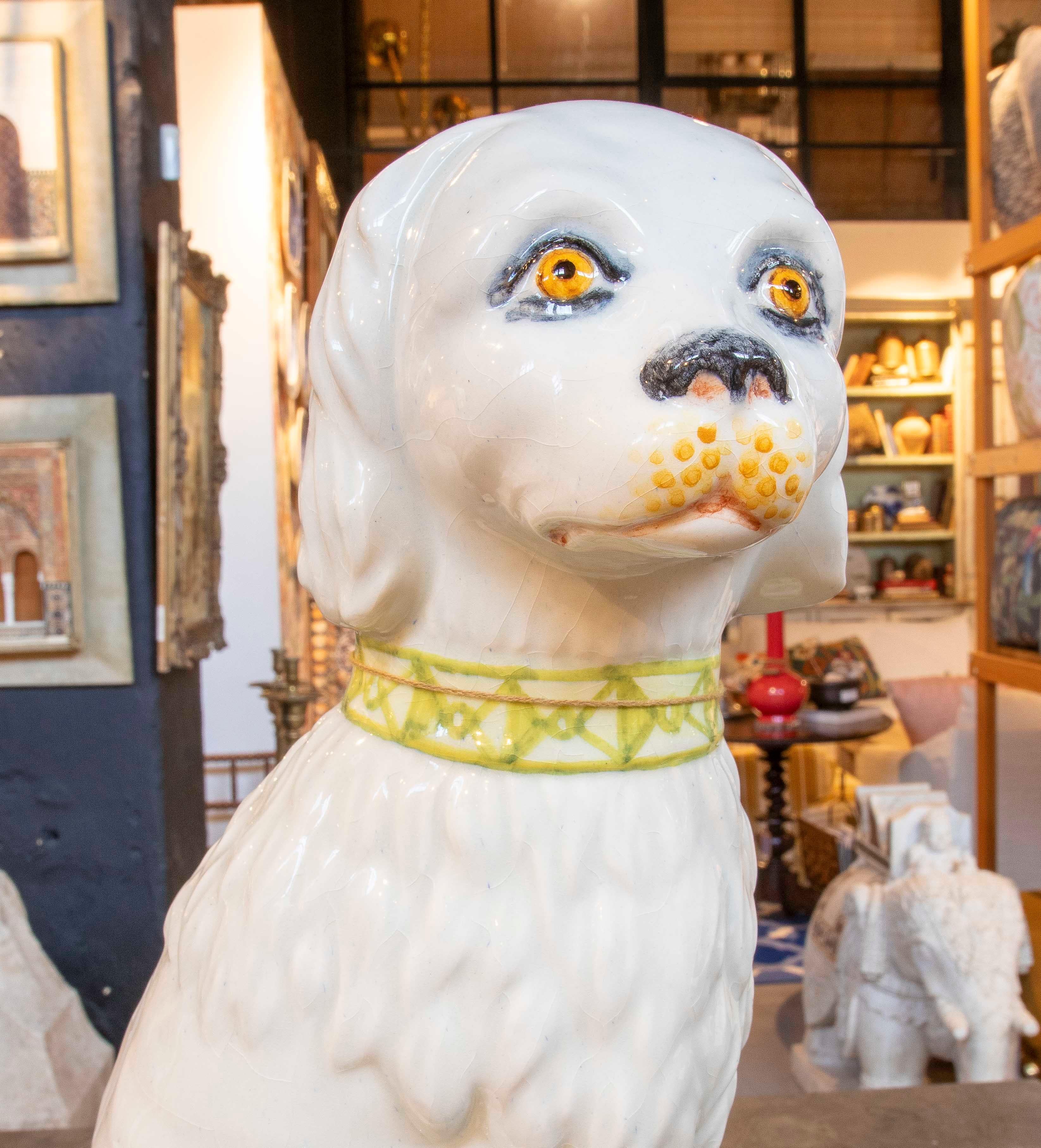 Céramique Sculpture de chien en céramique émaillée des années 1980 avec base décorative en vente