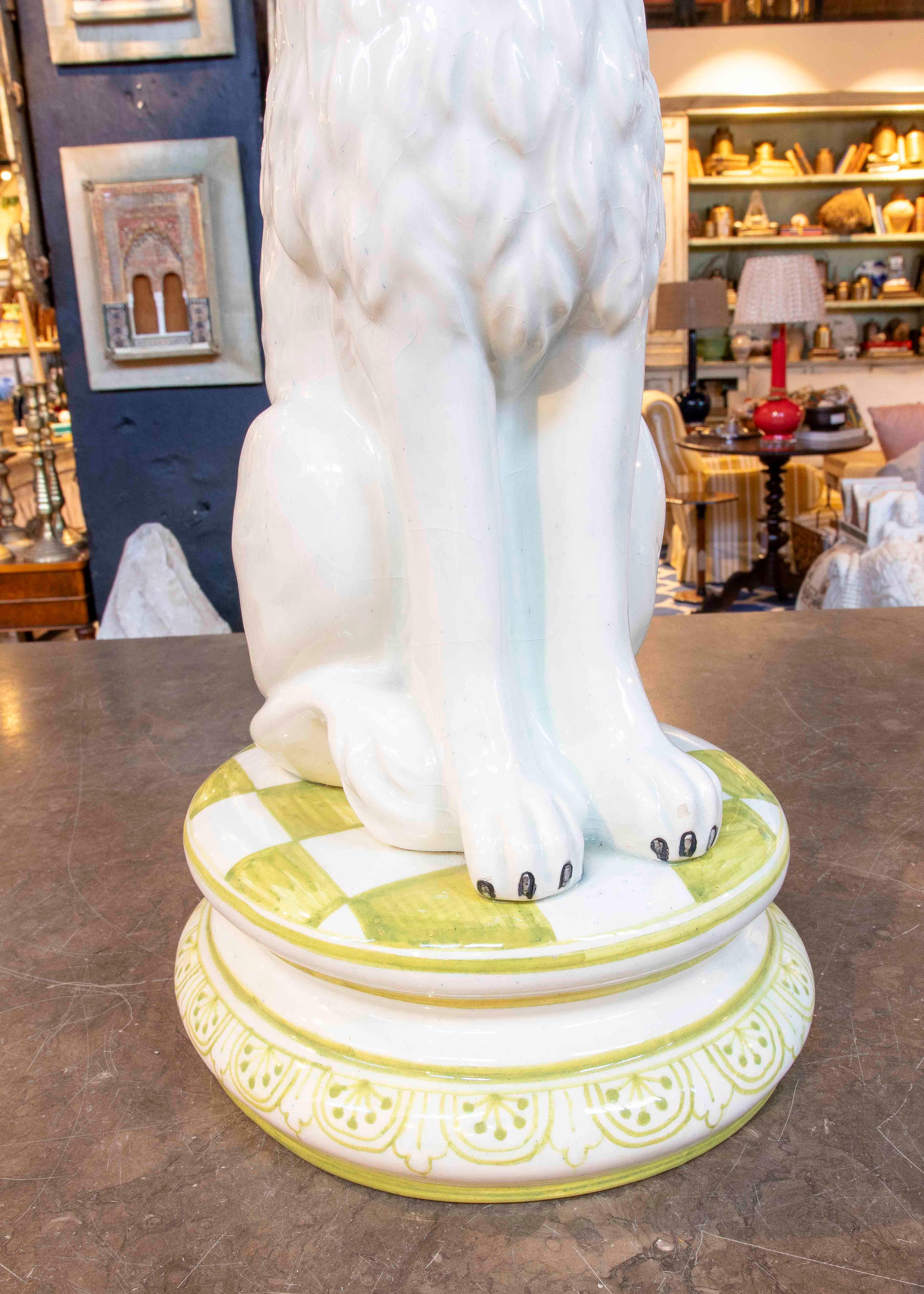 Sculpture de chien en céramique émaillée des années 1980 avec base décorative en vente 2