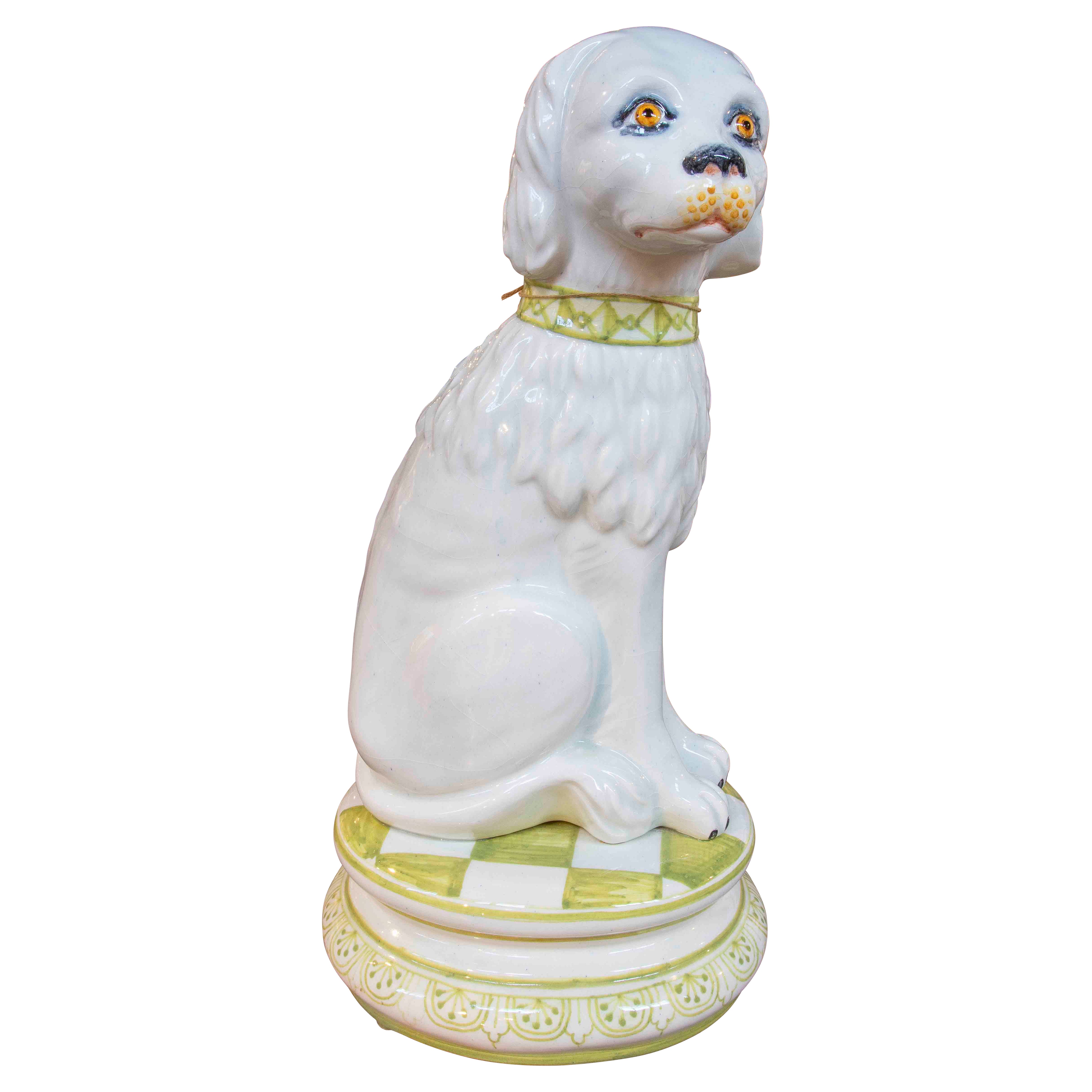 Sculpture de chien en céramique émaillée des années 1980 avec base décorative en vente