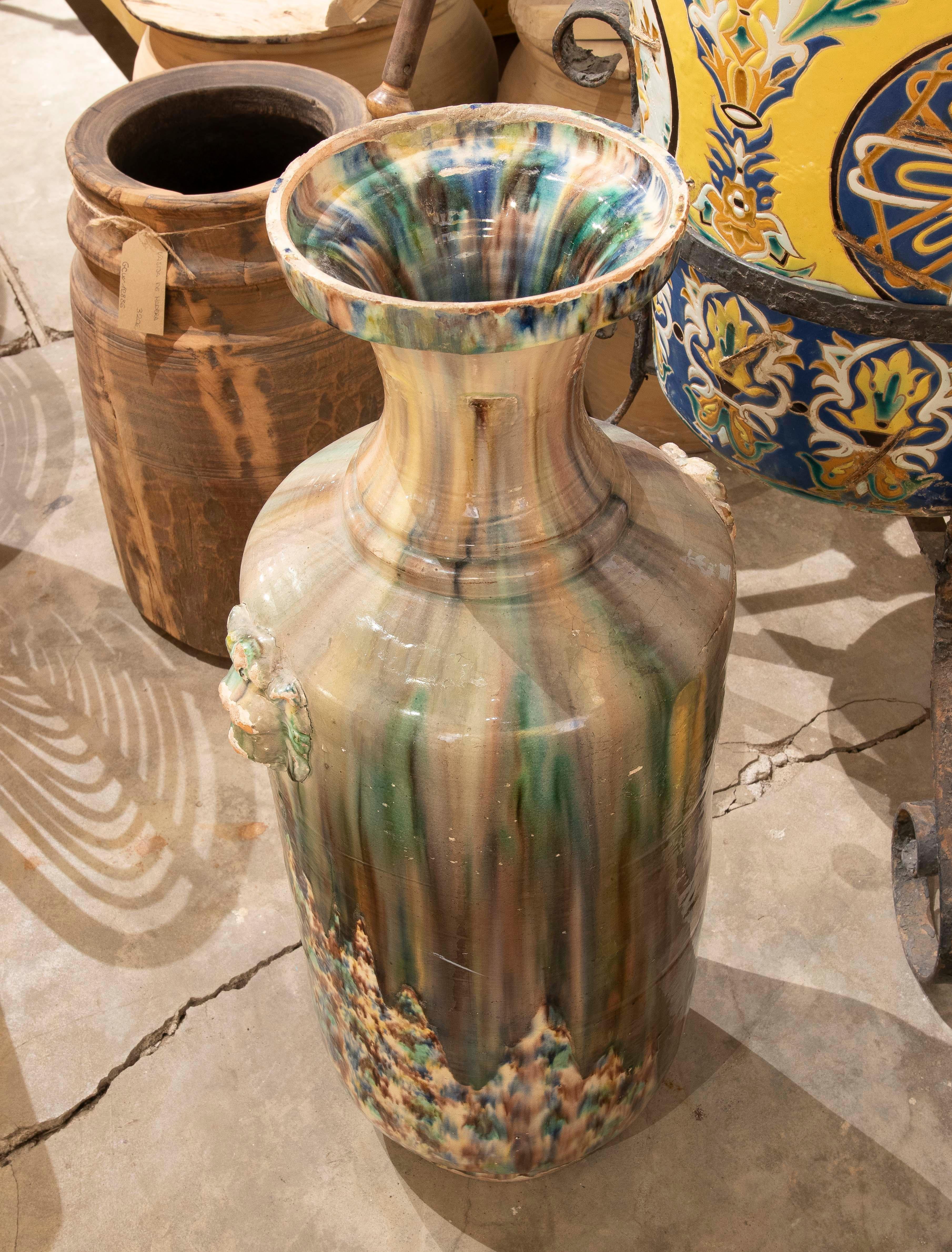 Vase émaillé des années 1980 avec décoration de lions de différentes couleurs en vente 4