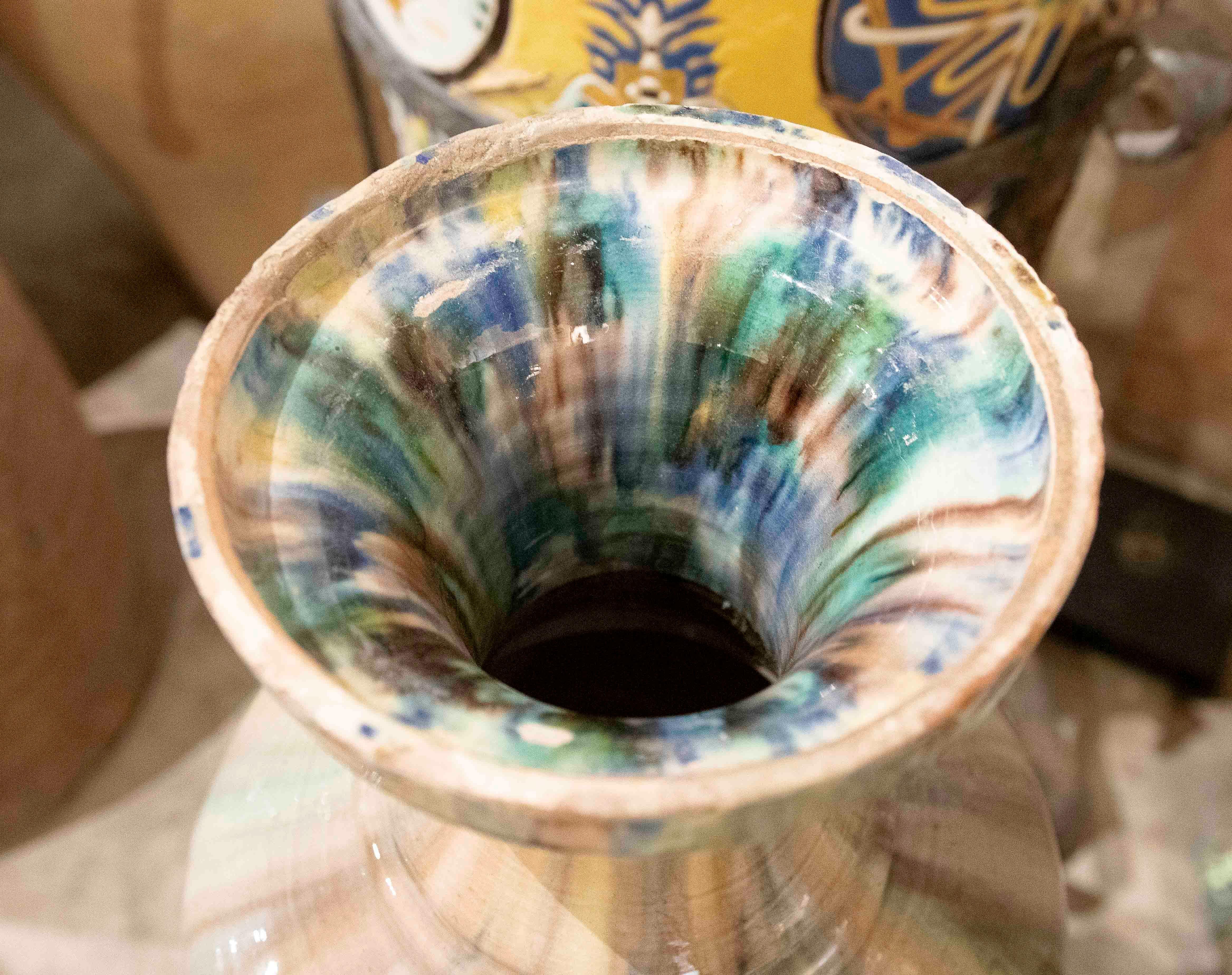 Vase émaillé des années 1980 avec décoration de lions de différentes couleurs en vente 5