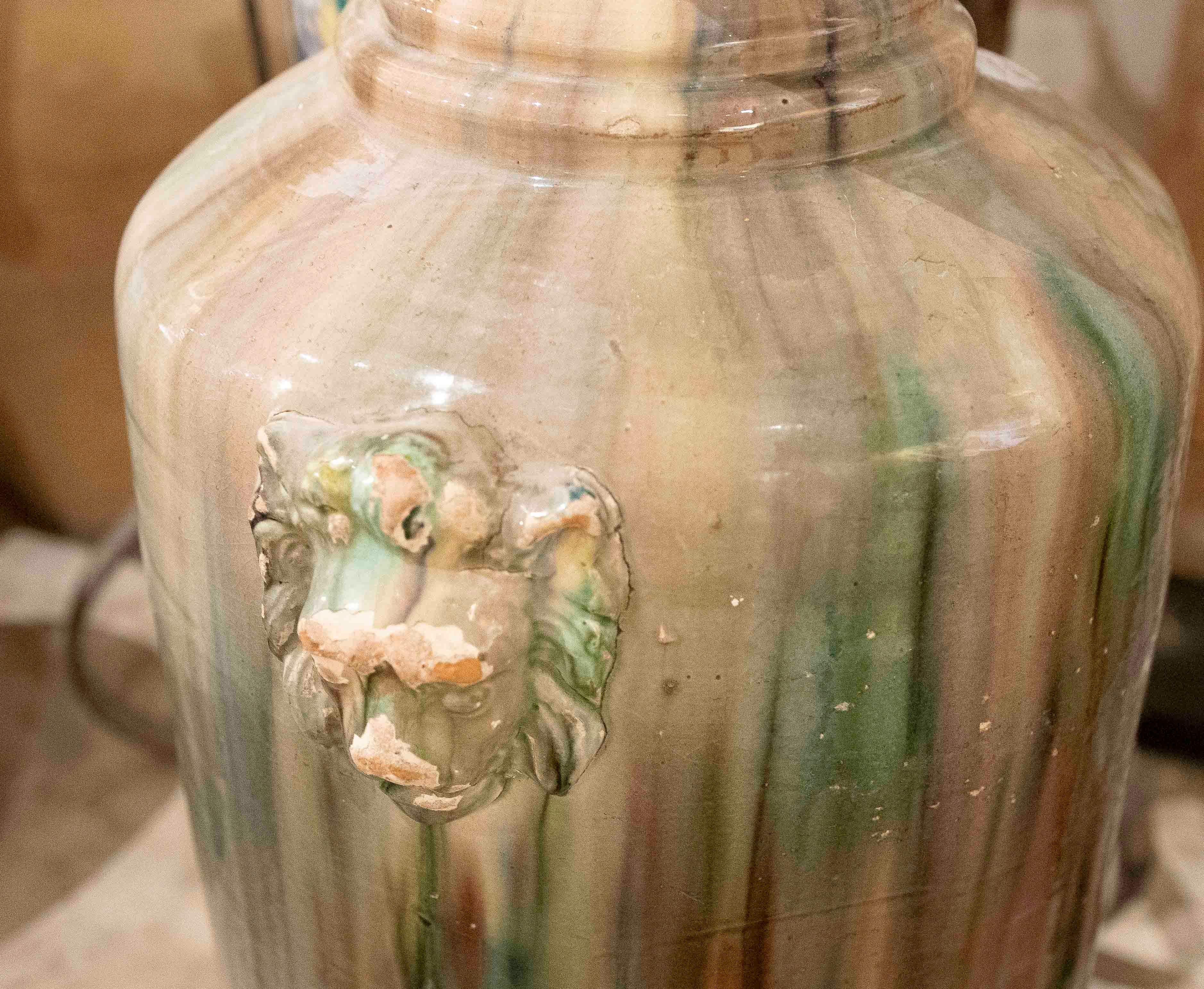 Vase émaillé des années 1980 avec décoration de lions de différentes couleurs en vente 6
